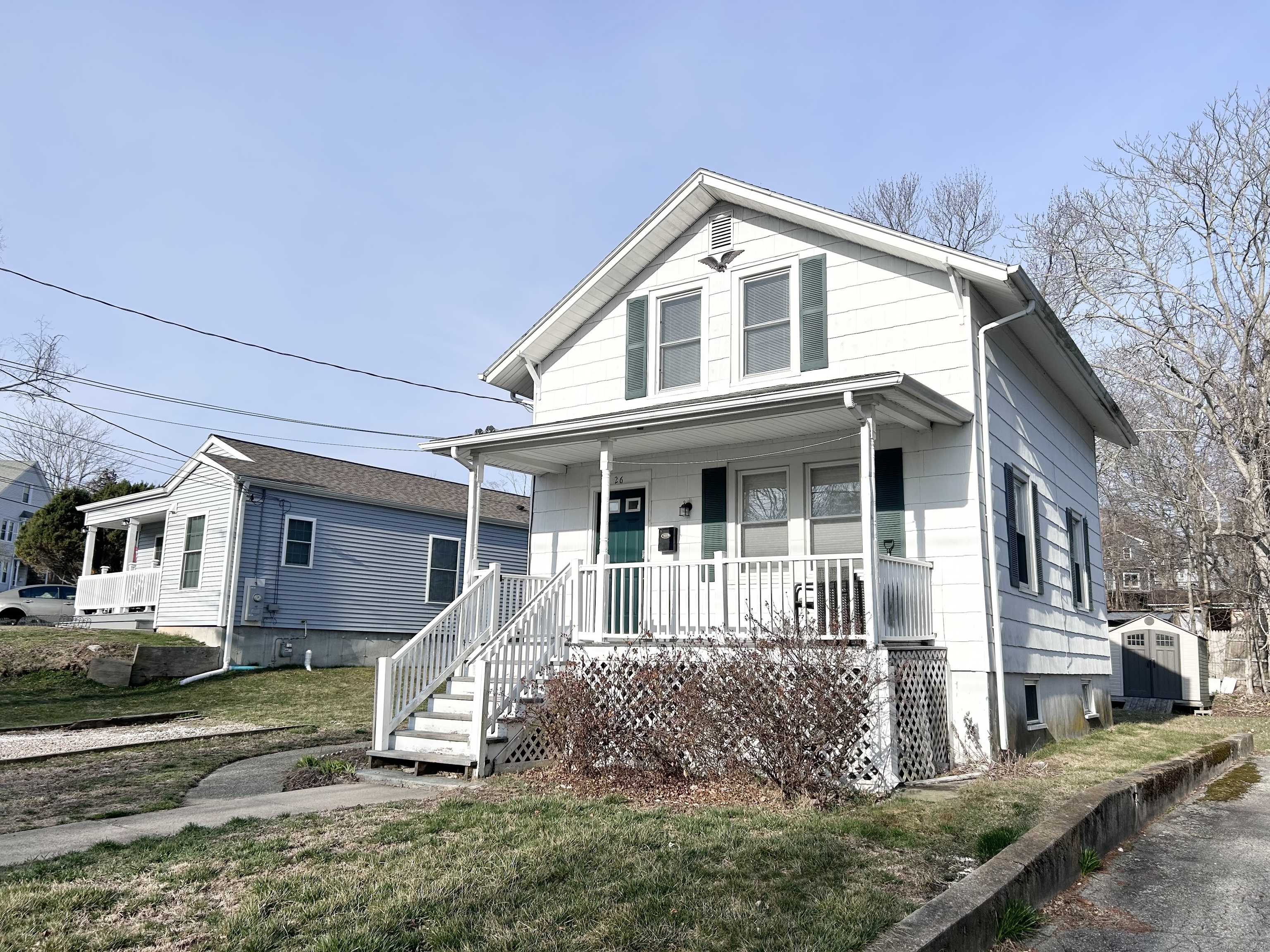 Crescent Street, New London, Connecticut - 2 Bedrooms  
1 Bathrooms  
5 Rooms - 