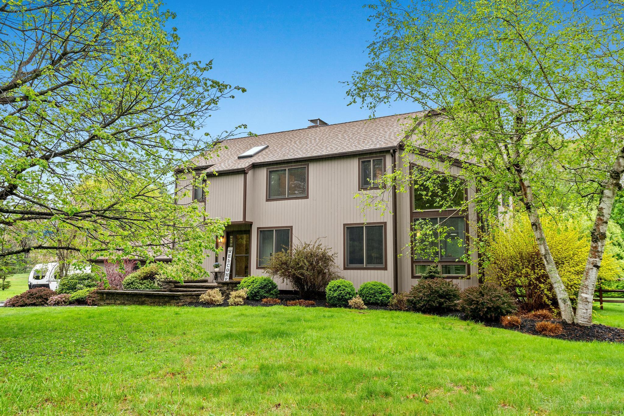Smokey Ridge Road, Simsbury, Connecticut - 4 Bedrooms  
3 Bathrooms  
11 Rooms - 