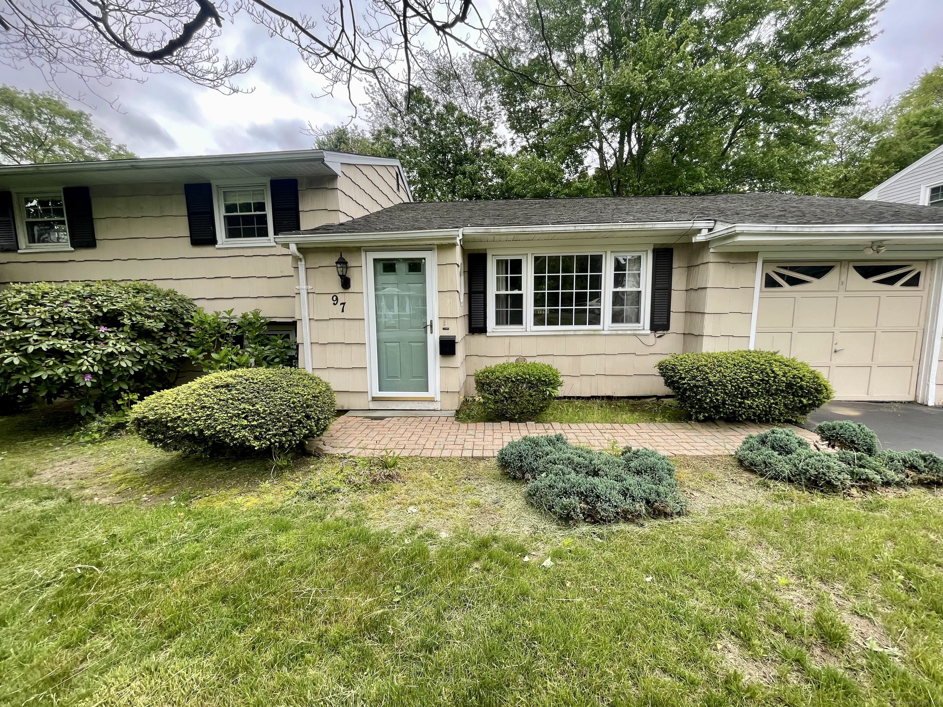 Pepperidge Circle, Fairfield, Connecticut - 3 Bedrooms  
2 Bathrooms  
6 Rooms - 