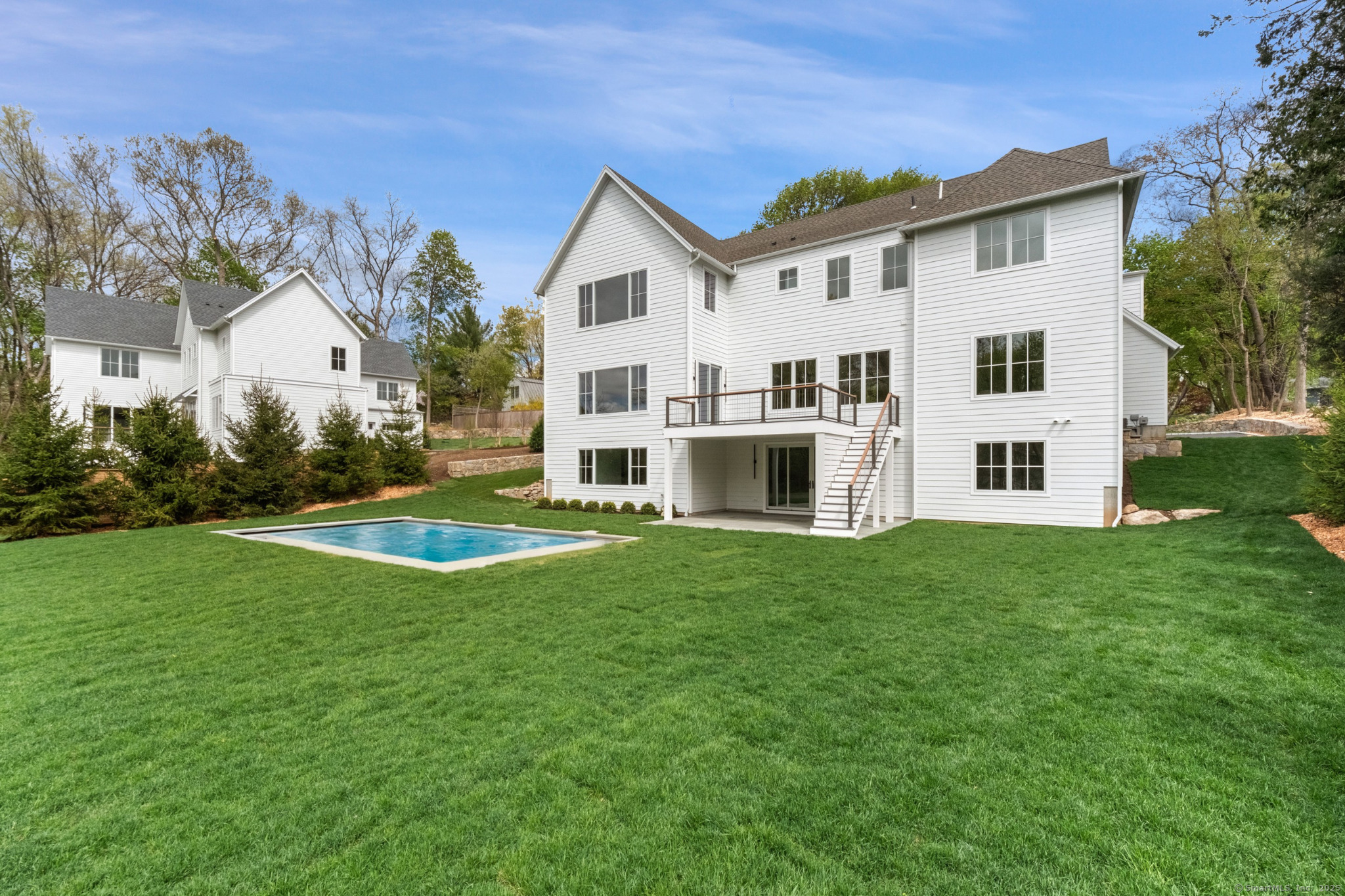102 Compo Road South