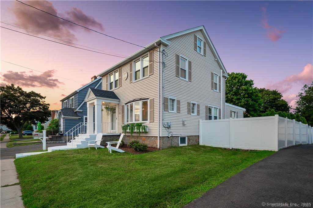 Reef Road, Fairfield, Connecticut - 5 Bedrooms  
3 Bathrooms  
7 Rooms - 