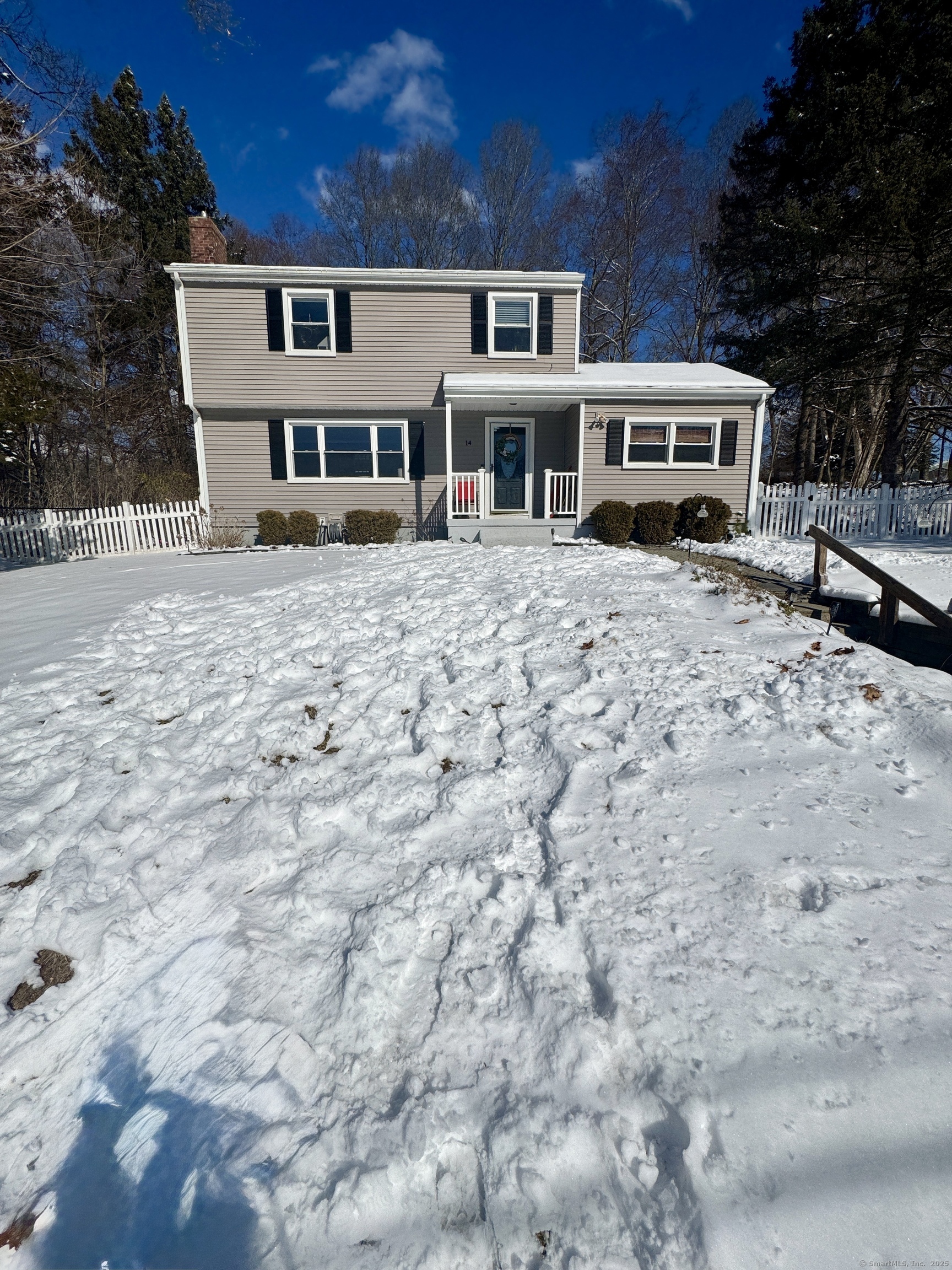 Lauren Lane, Norwich, Connecticut - 3 Bedrooms  
2 Bathrooms  
7 Rooms - 