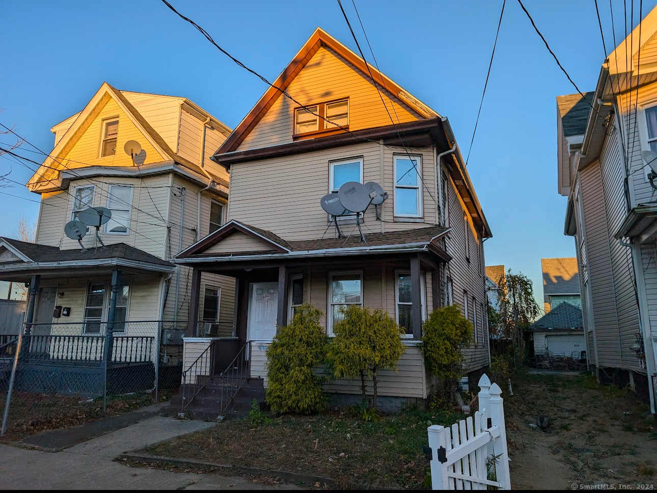 Clinton Avenue, Bridgeport, Connecticut - 4 Bedrooms  
2 Bathrooms  
8 Rooms - 