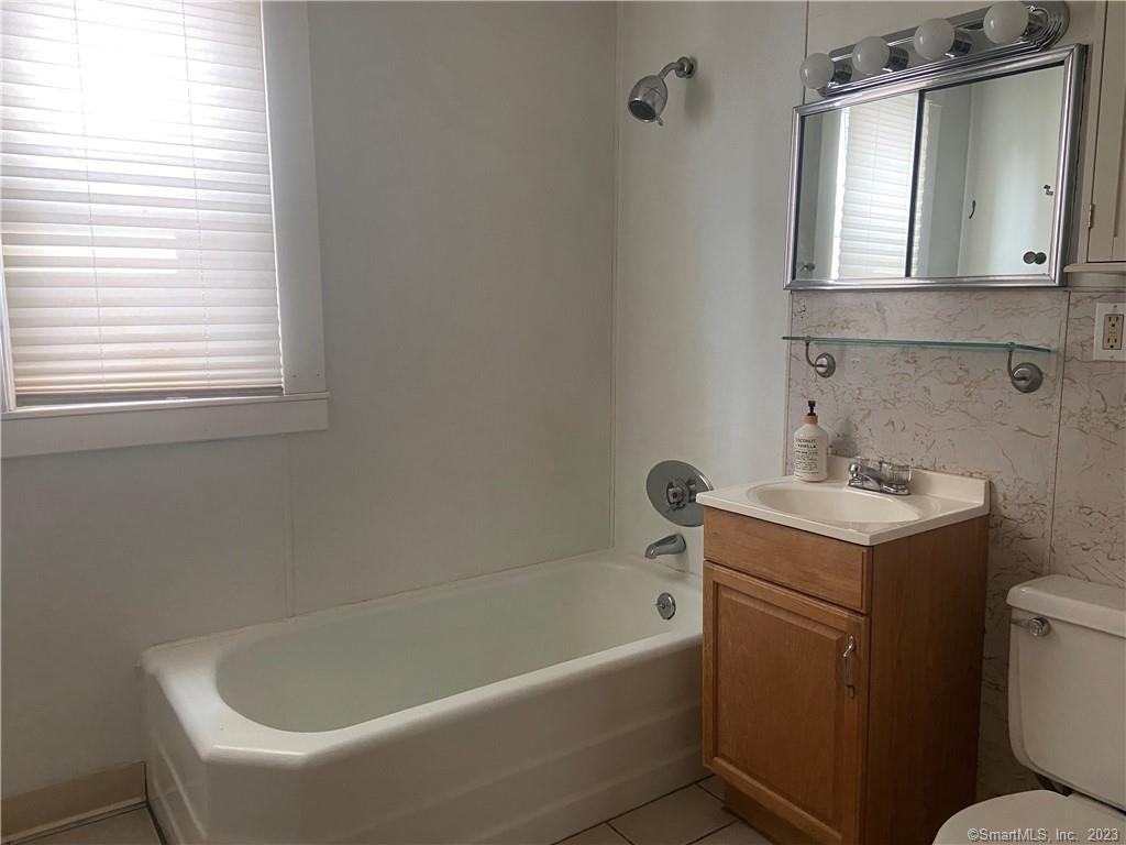 West Hartford, Connecticut 06119, United States, 2 Bedrooms Bedrooms, ,1 BathroomBathrooms,Residential,Active,142362