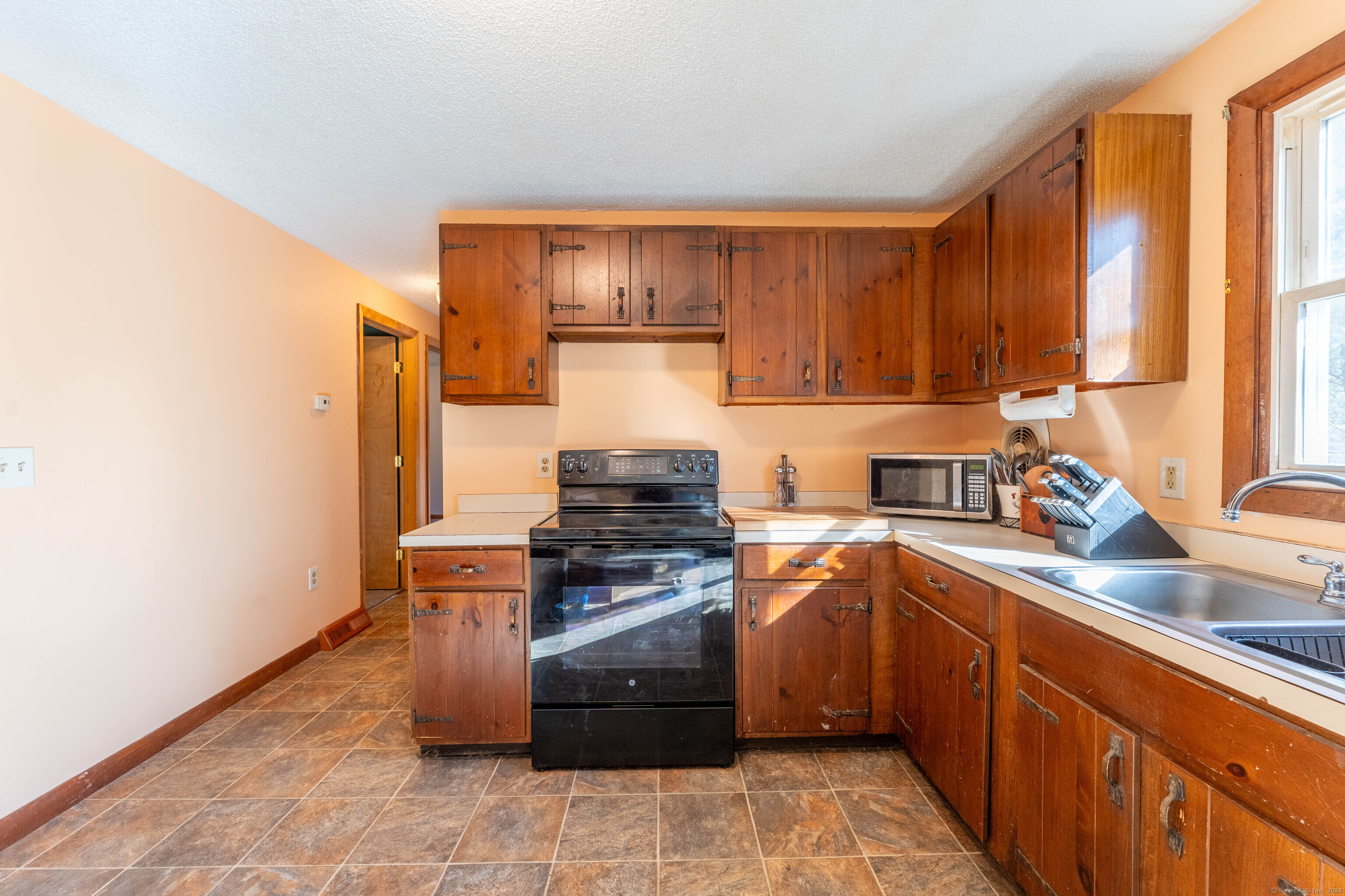 481 Church Street, Putnam, Connecticut image 8