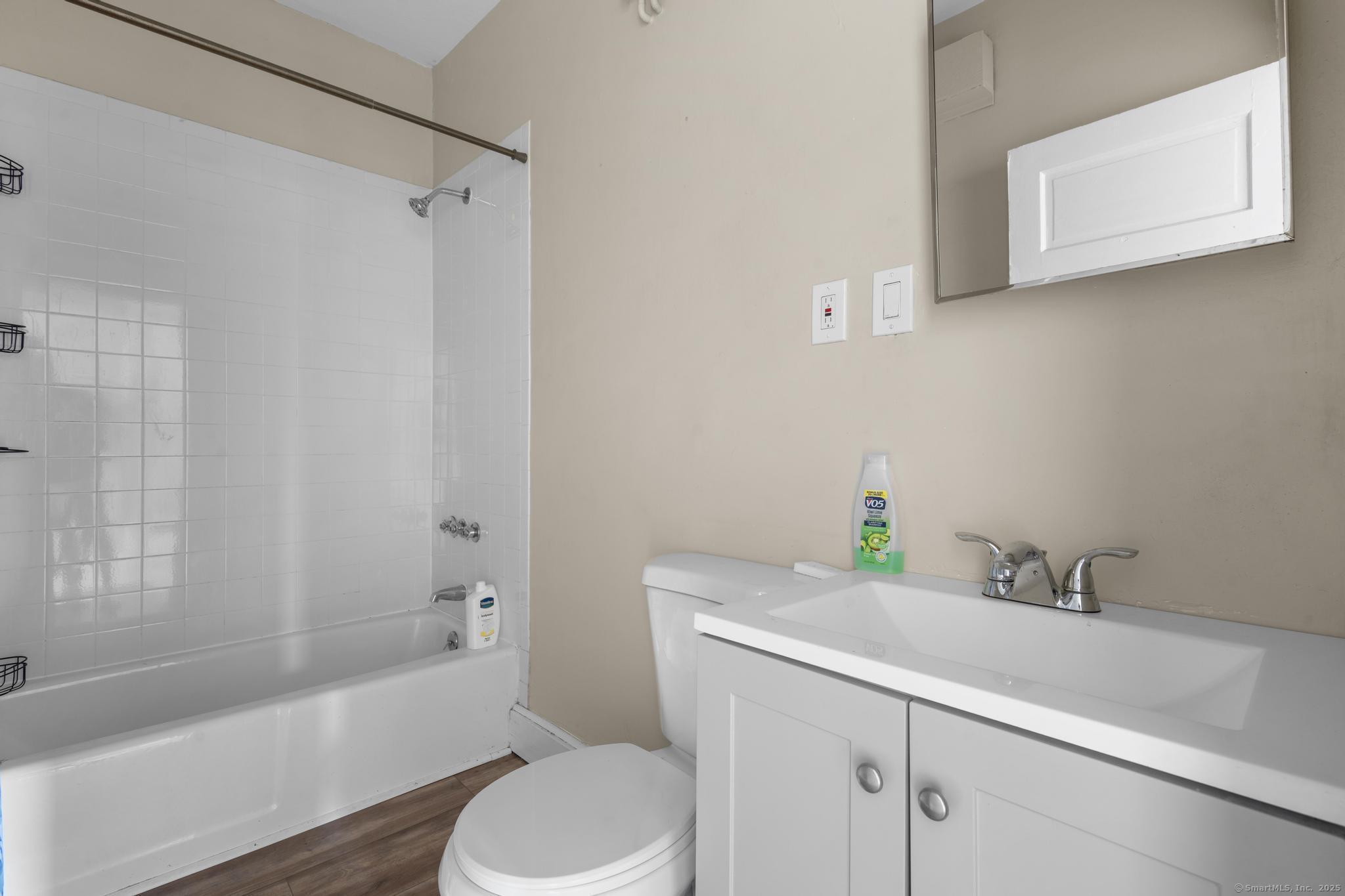 Hartford, Connecticut 06106, United States, 3 Bedrooms Bedrooms, ,1 BathroomBathrooms,Residential,Active,214907