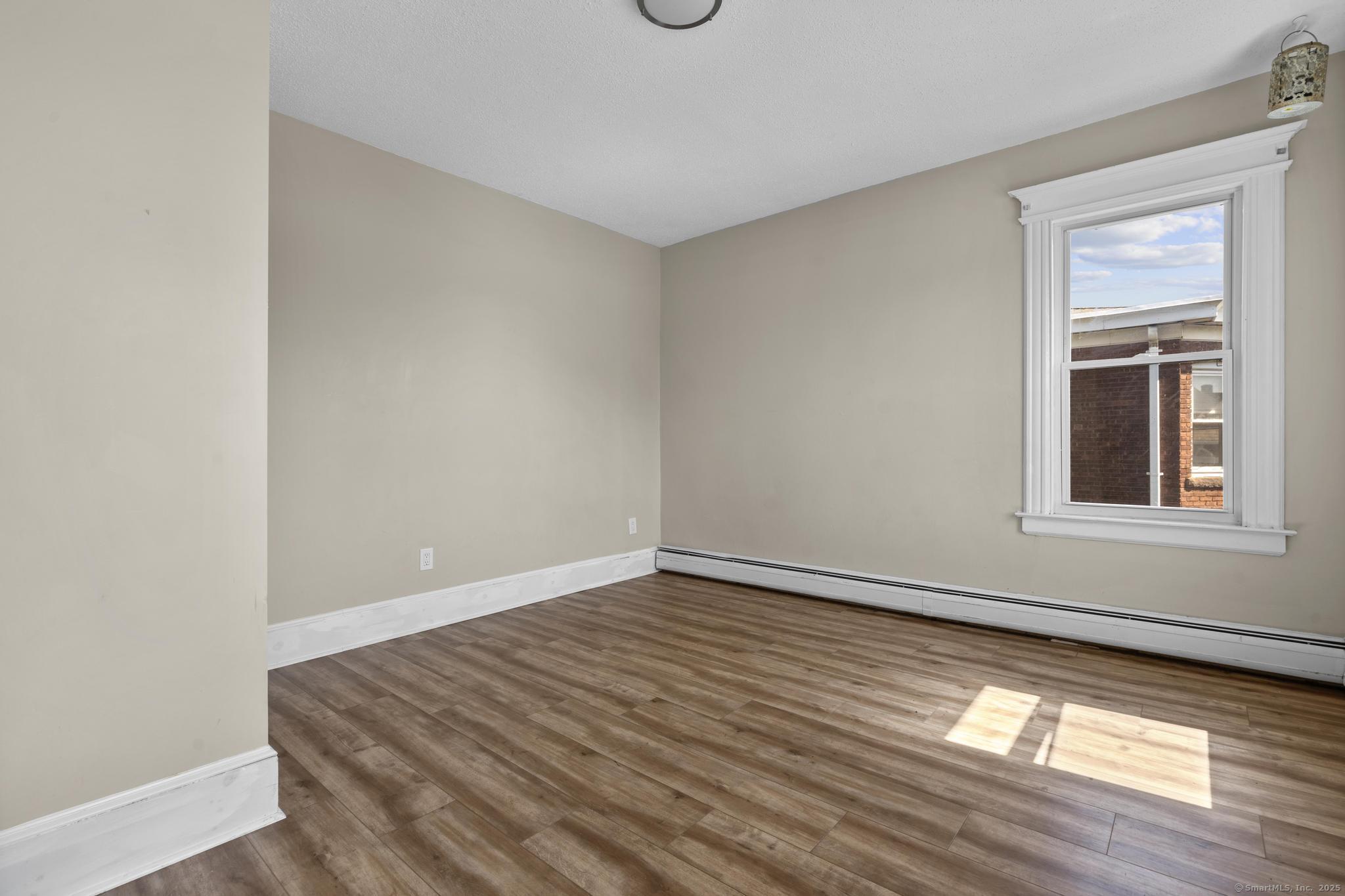 Hartford, Connecticut 06106, United States, 3 Bedrooms Bedrooms, ,1 BathroomBathrooms,Residential,Active,214907