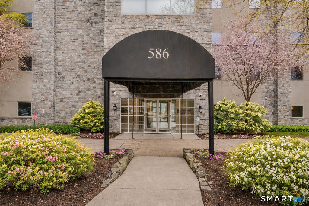 Photo of 586 W Thames Street #610, Norwich, CT 06360 (MLS # 24167737)