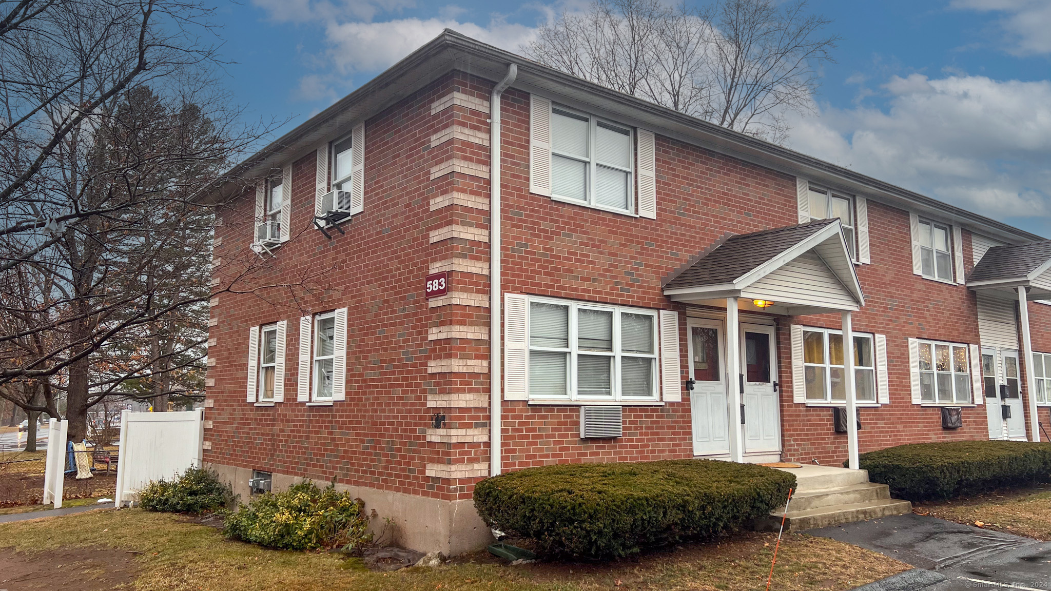 Hartford Road Apt 1, Manchester, Connecticut - 2 Bedrooms  
2 Bathrooms  
4 Rooms - 