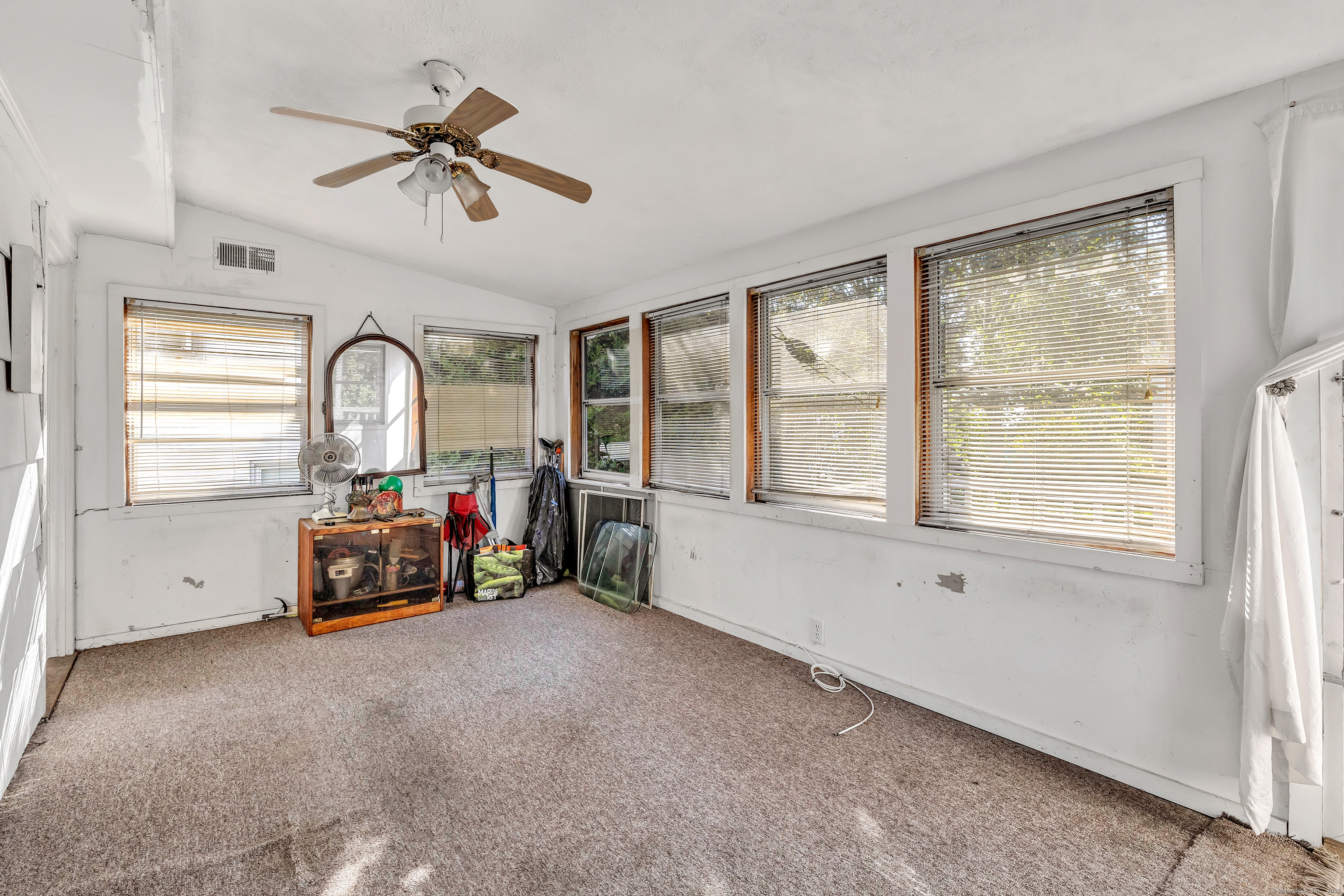 Bridgeport, Connecticut 06606, United States, 2 Bedrooms Bedrooms, ,2 BathroomsBathrooms,Residential,Pending,210755