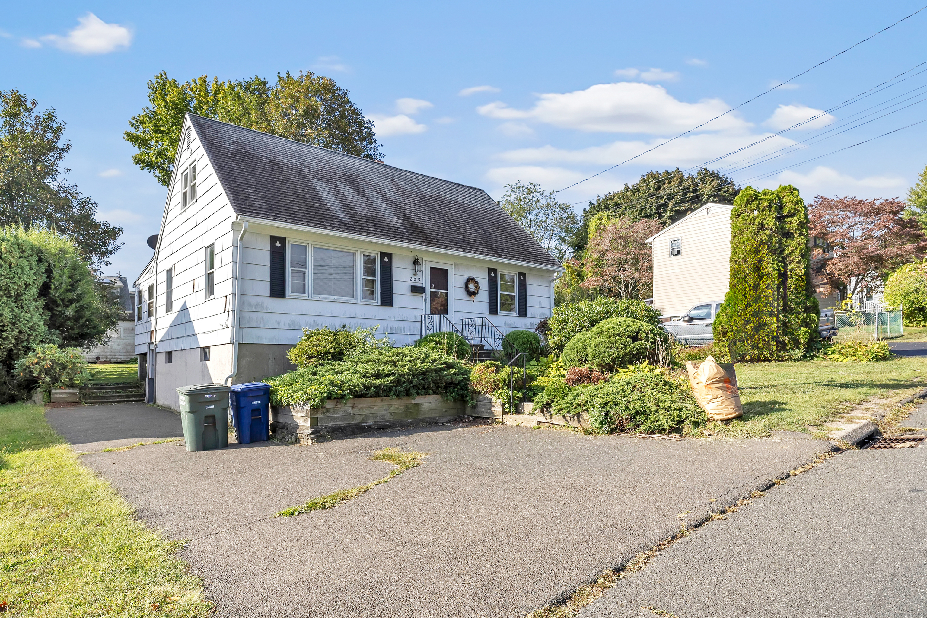 Bridgeport, Connecticut 06606, United States, 2 Bedrooms Bedrooms, ,2 BathroomsBathrooms,Residential,Pending,210755