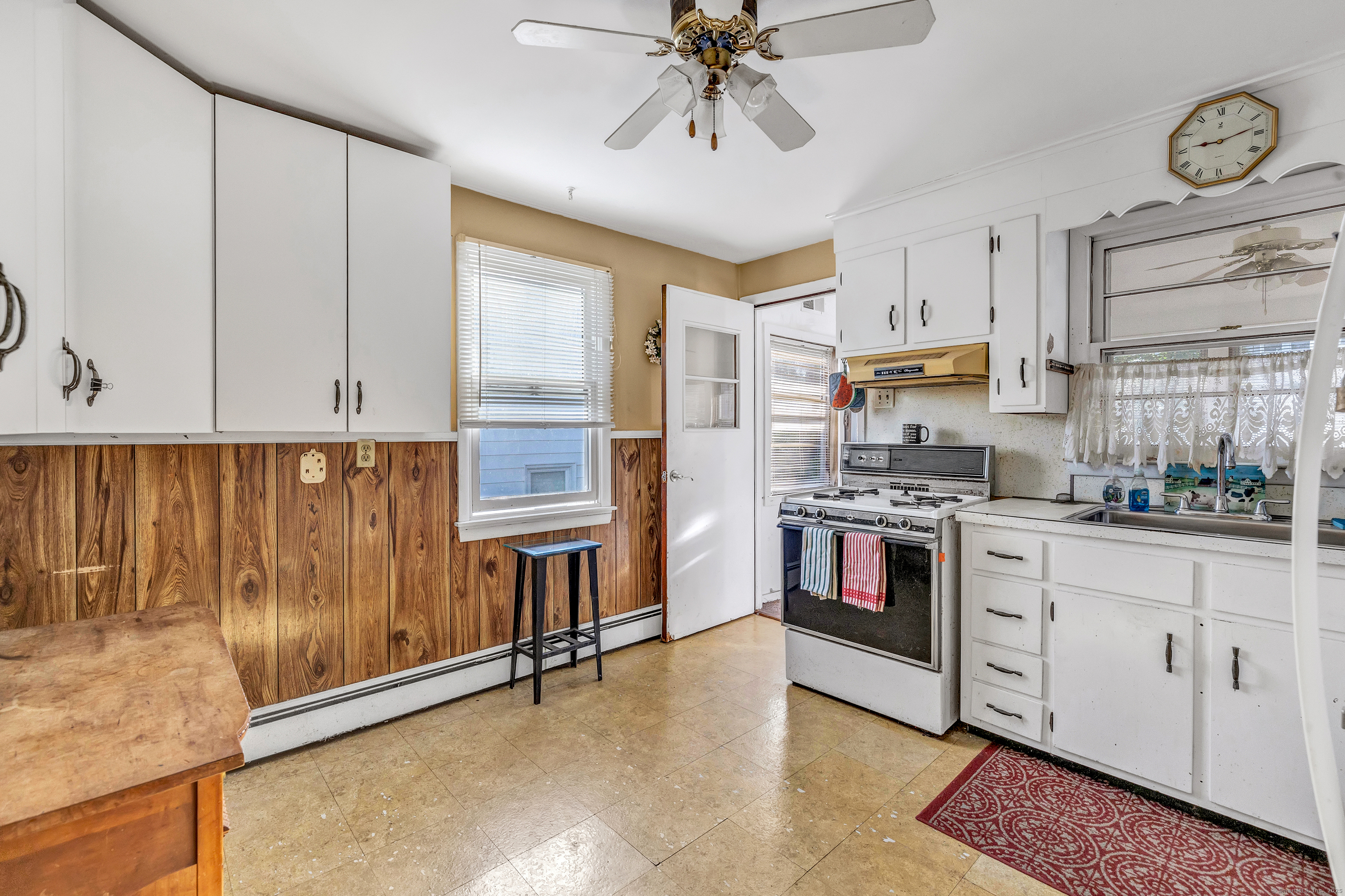 Bridgeport, Connecticut 06606, United States, 2 Bedrooms Bedrooms, ,2 BathroomsBathrooms,Residential,Pending,210755