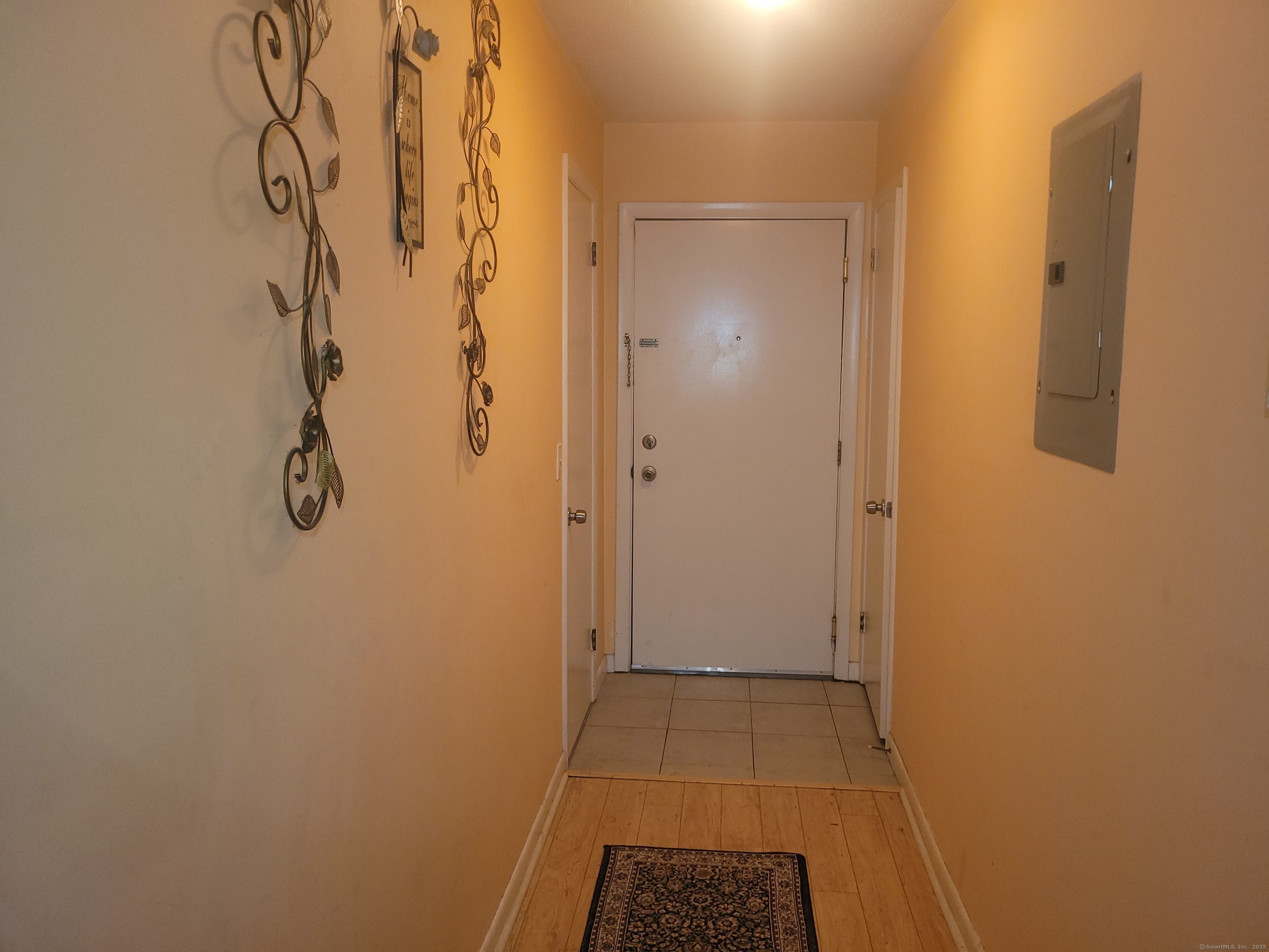 State Street 208, Hamden, Connecticut - 2 Bedrooms  
1 Bathrooms  
4 Rooms - 