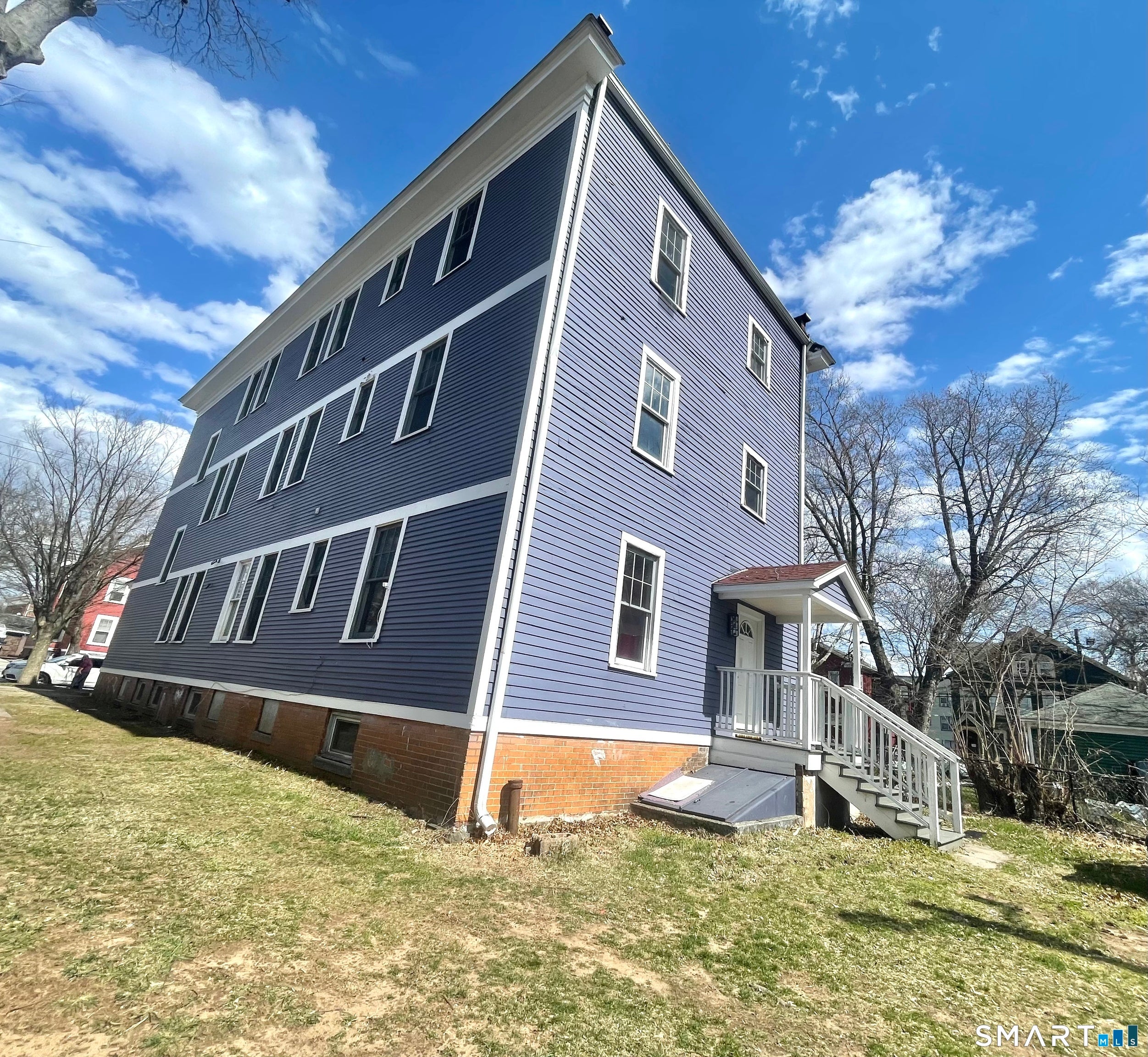 572 Elm Street