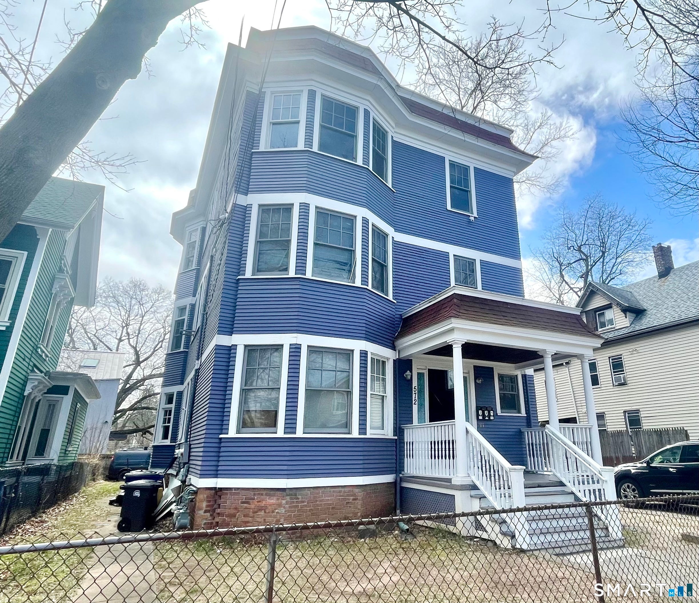 572 Elm Street