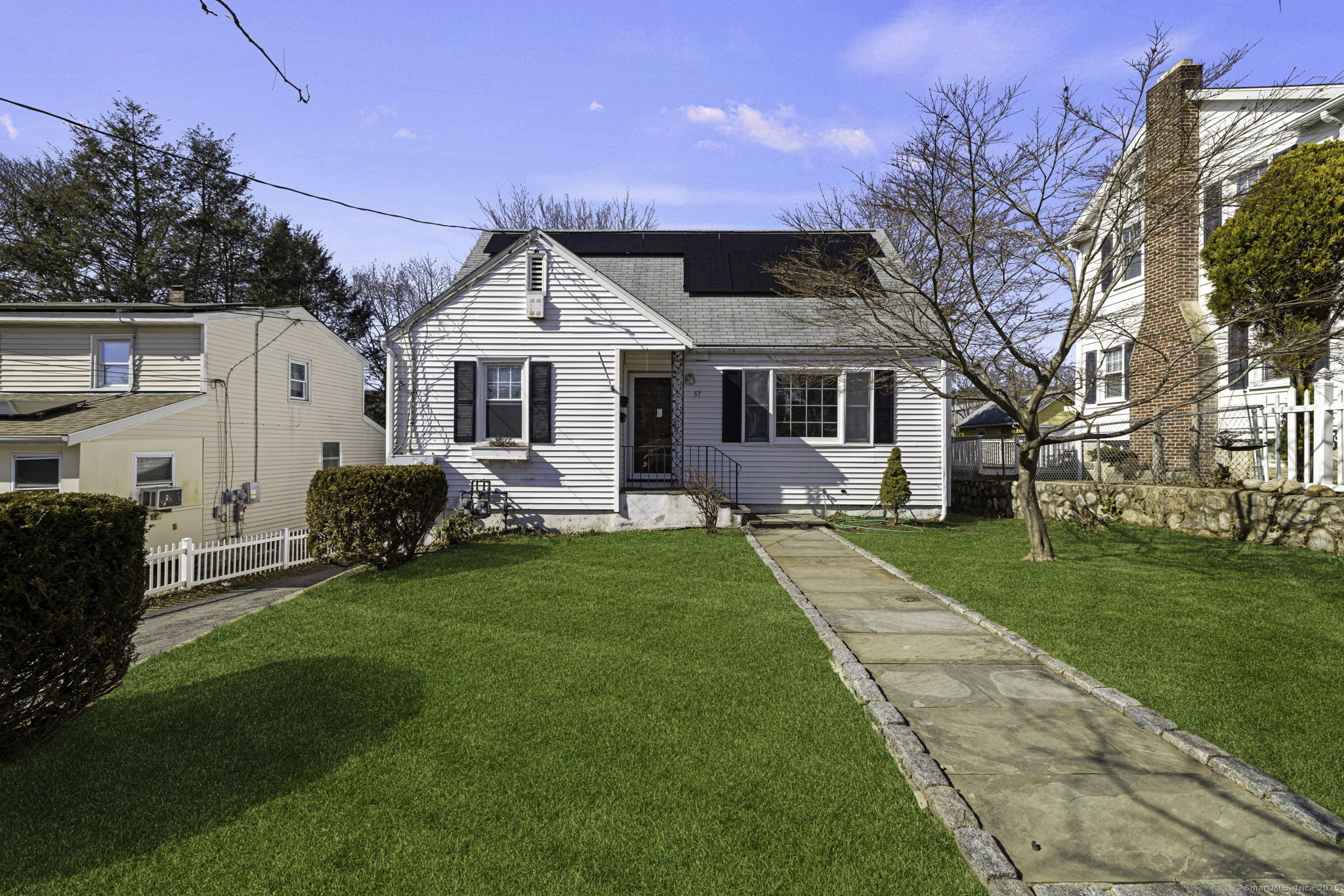 Forest Lawn Avenue, Stamford, Connecticut - 3 Bedrooms  
2 Bathrooms  
6 Rooms - 