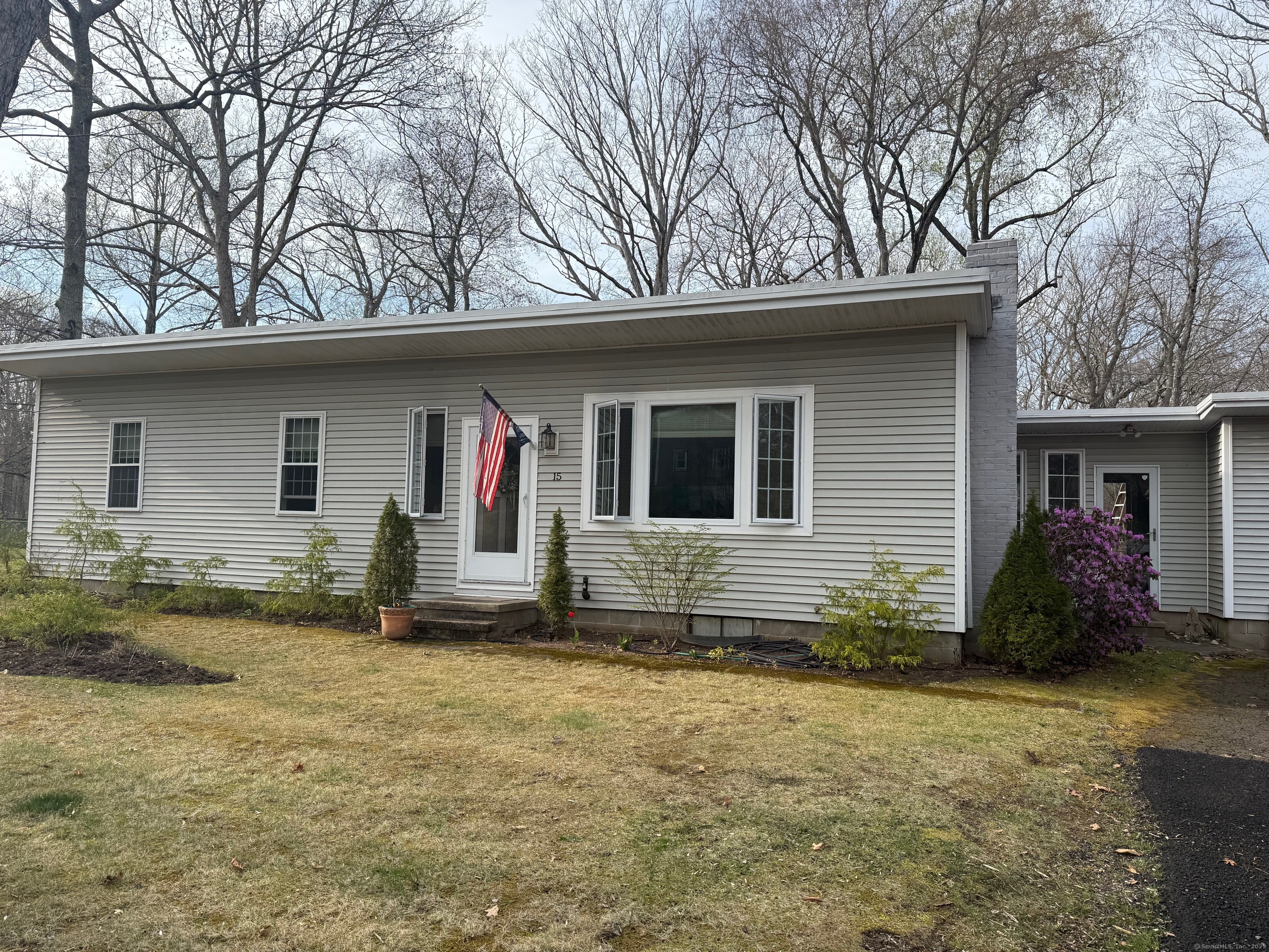 Hurd Bridge Road, Clinton, Connecticut - 3 Bedrooms  
2 Bathrooms  
5 Rooms - 