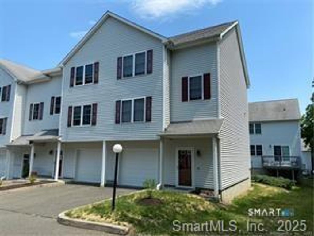 Photo of 11 Mannions Lane #APT 11, Danbury, CT 06810 (MLS # 24145438)