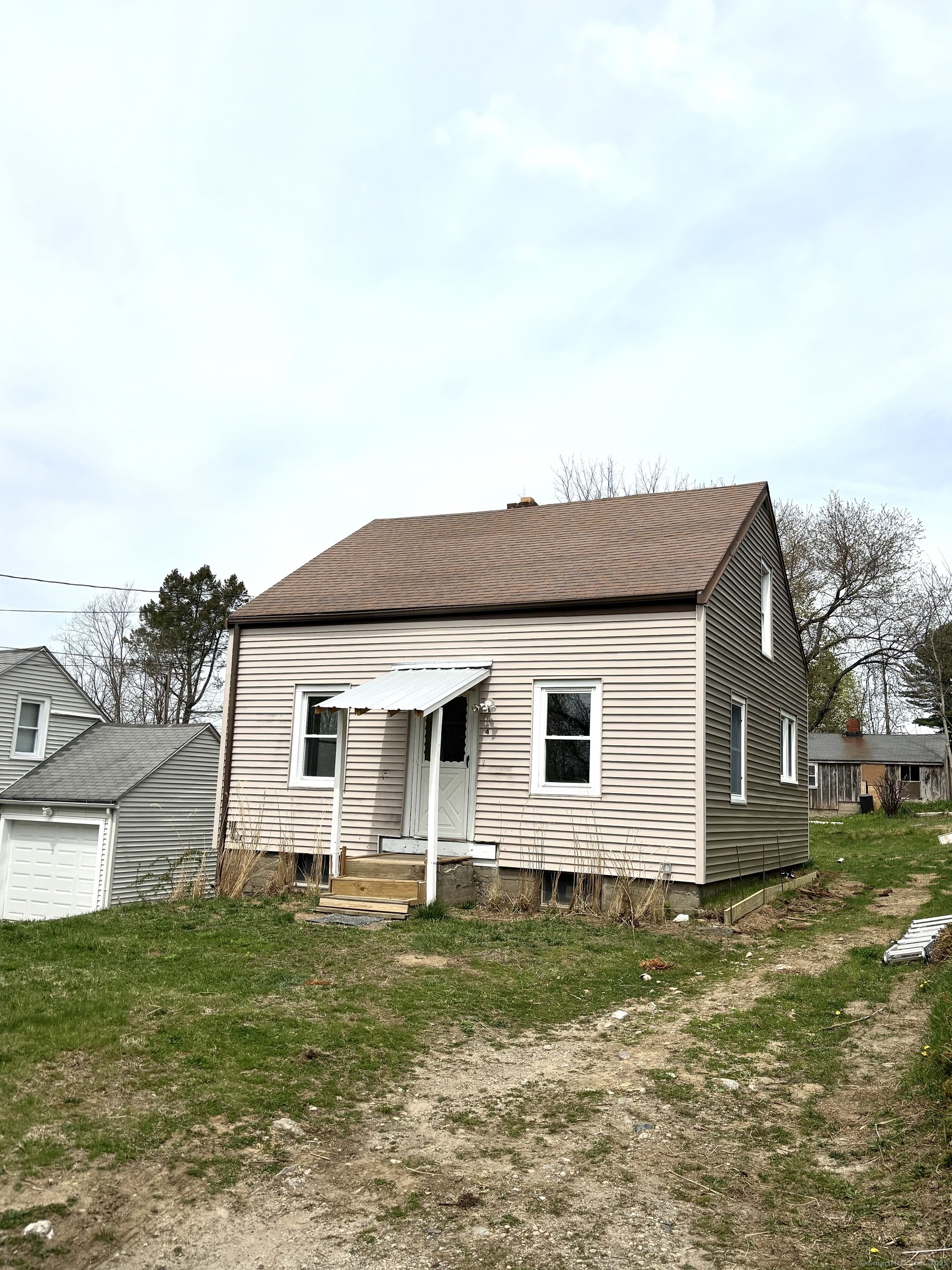 Rental Property at Burgeville Court, Groton, Connecticut - Bedrooms: 3 
Bathrooms: 1 
Rooms: 5  - $2,500 MO.