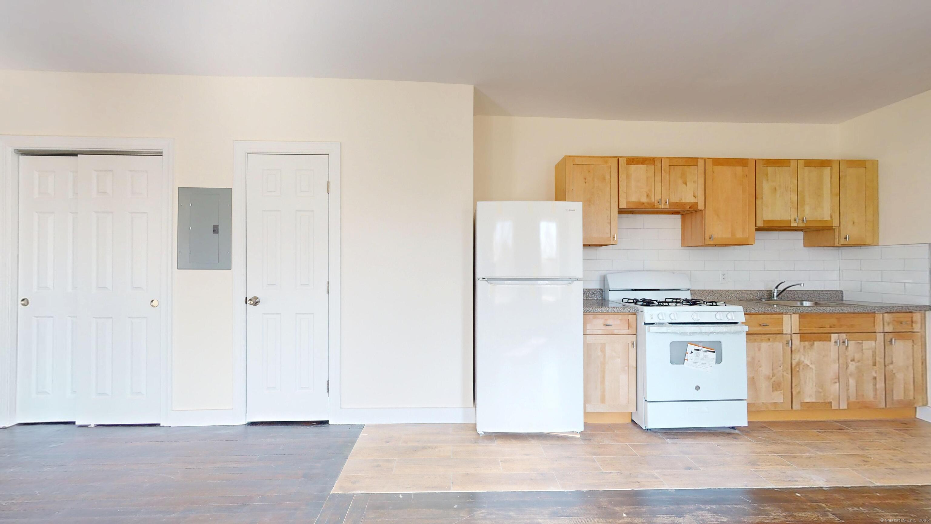Rental Property at Enfield Street 2N, Hartford, Connecticut - Bedrooms: 3 
Bathrooms: 1 
Rooms: 30  - $1,900 MO.