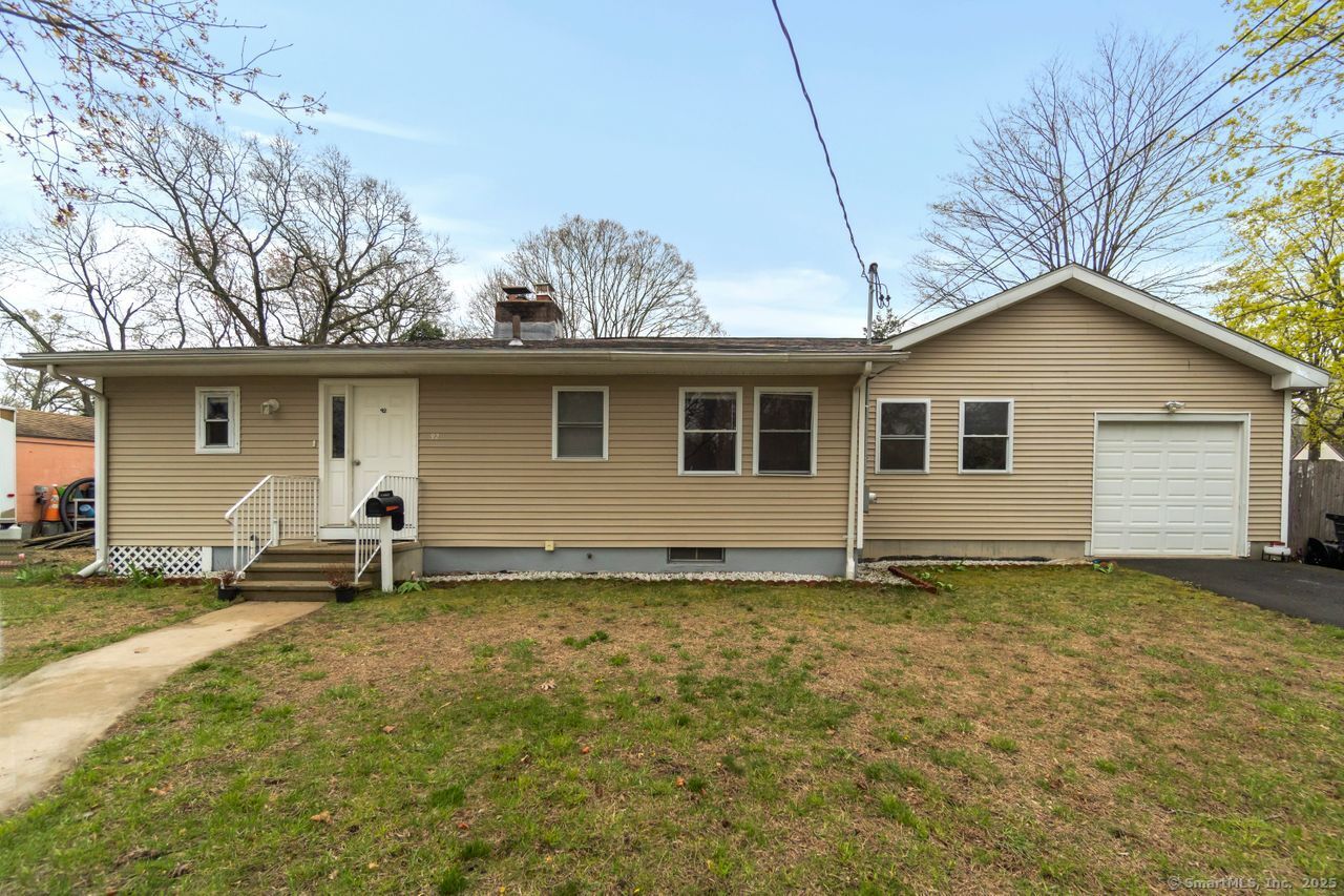 Blakeslee Avenue, North Haven, Connecticut - 3 Bedrooms  
2 Bathrooms  
5 Rooms - 