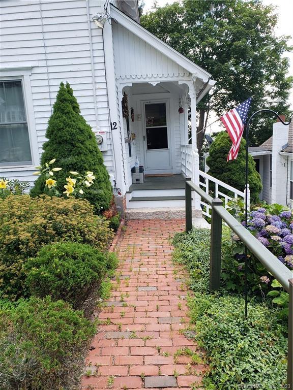 Bank Street, Groton, Connecticut - 1 Bedrooms  
1 Bathrooms  
3 Rooms - 