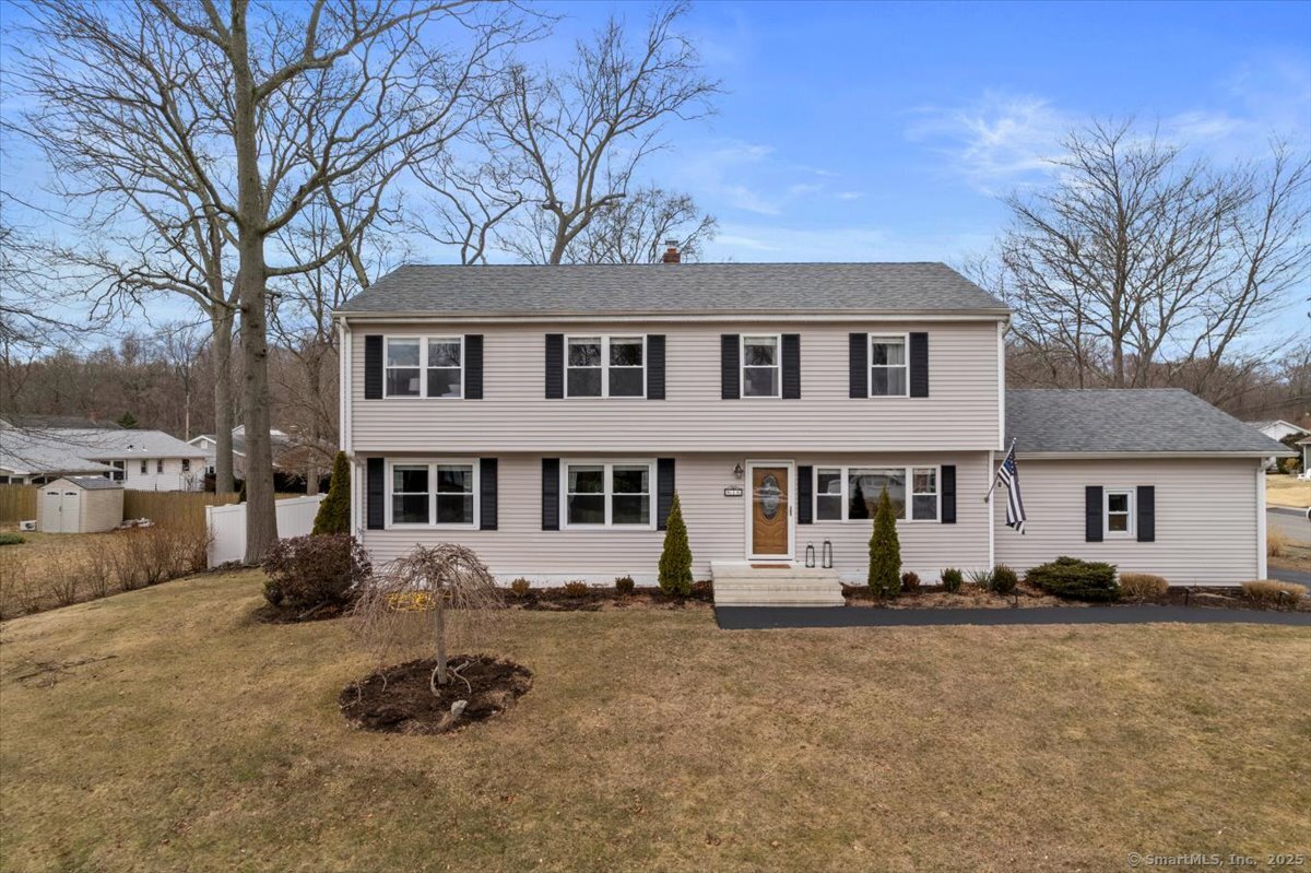 Caroline Drive, Milford, Connecticut - 5 Bedrooms  
3 Bathrooms  
10 Rooms - 