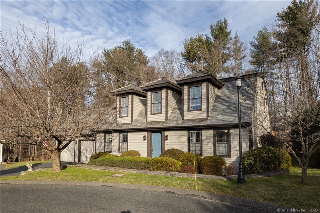 9 Hillview Lane, Woodbury, Connecticut - 2 Bedrooms  
3 Bathrooms  
11 Rooms - 