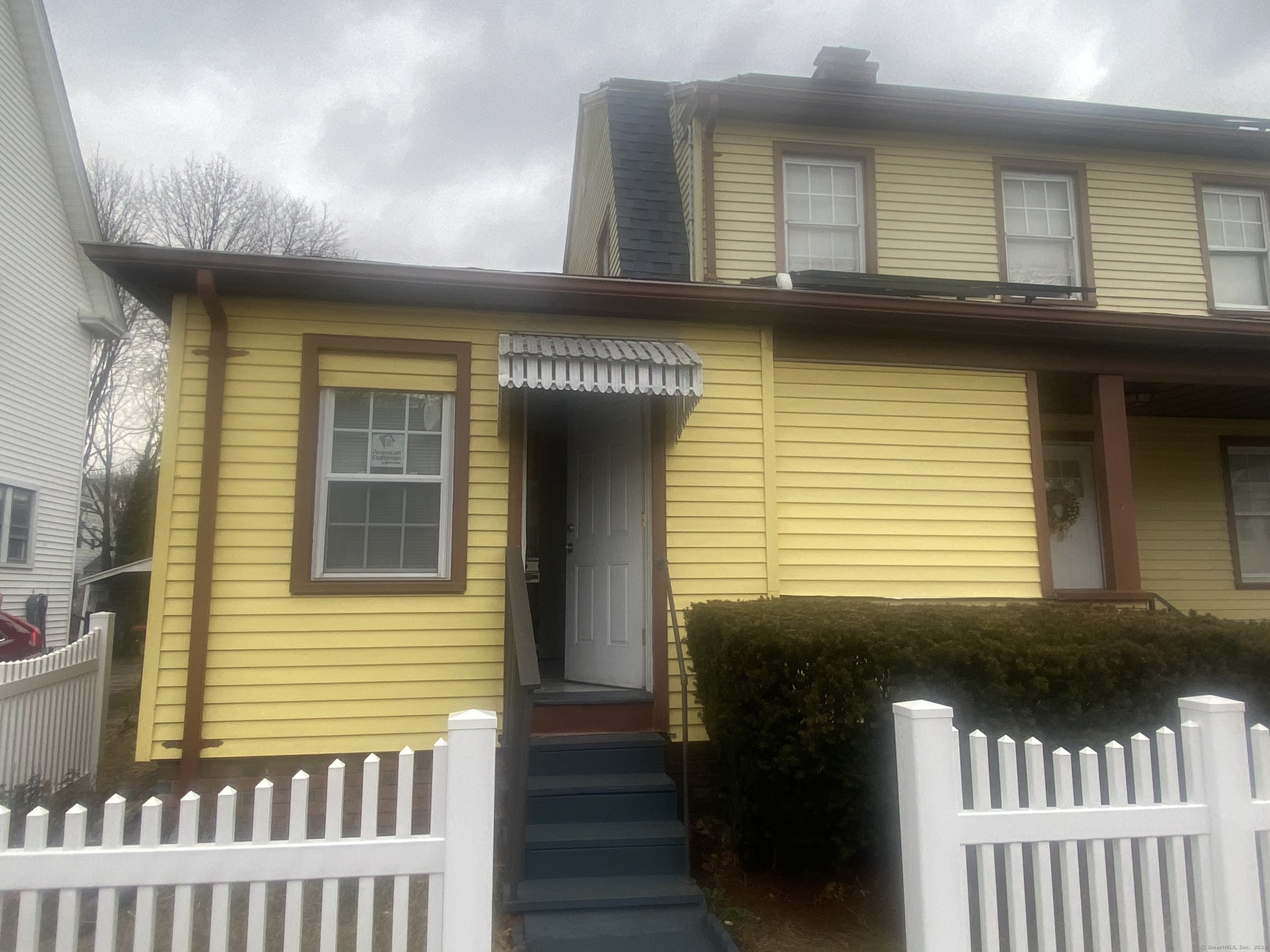 1st Street, Hamden, Connecticut - 1 Bedrooms  
1 Bathrooms  
3 Rooms - 