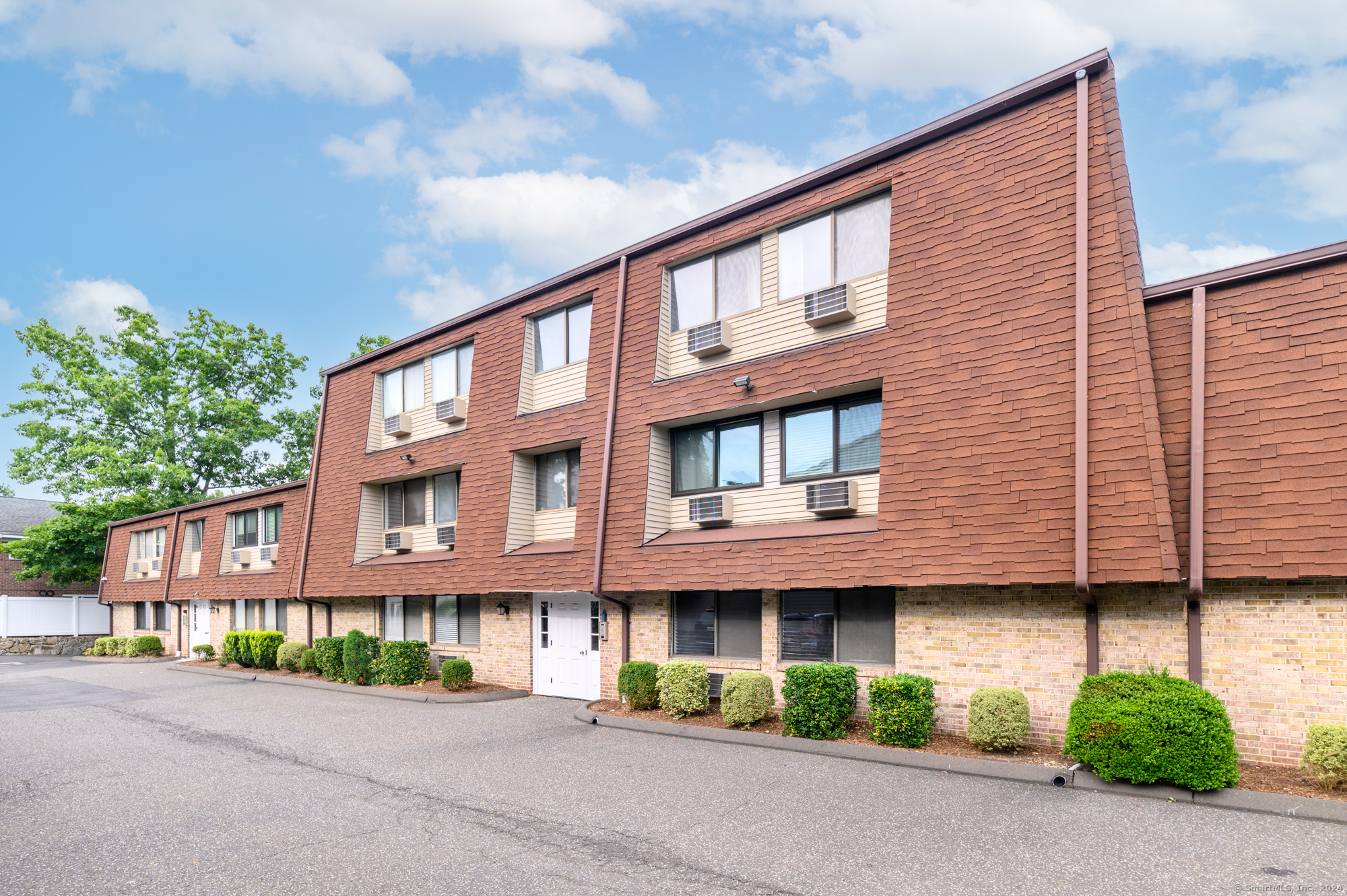 Radio Place Apt 10, Stamford, Connecticut - 2 Bedrooms  
2 Bathrooms  
4 Rooms - 