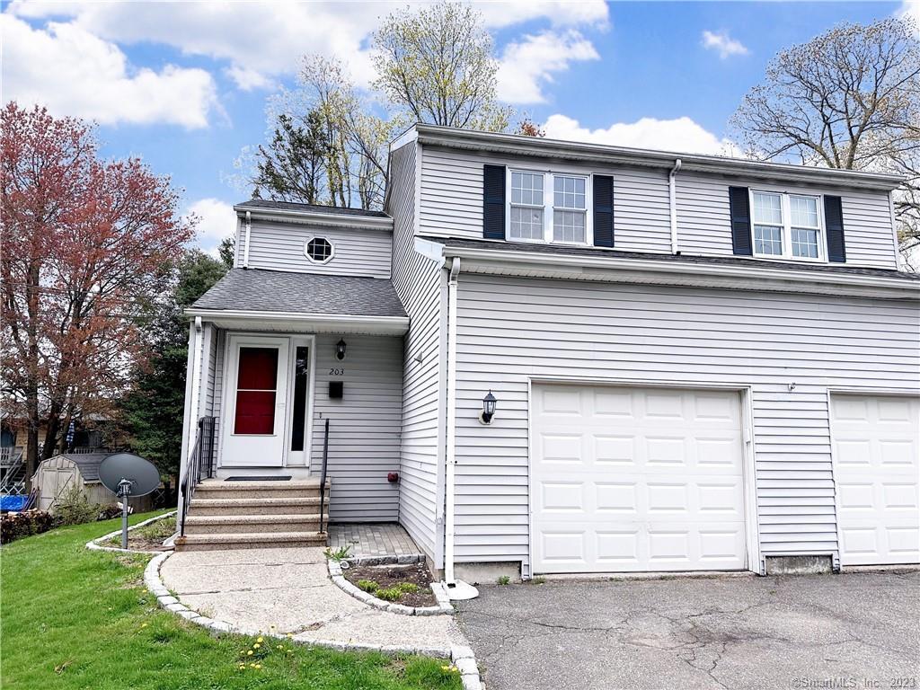 Capewell Avenue, Waterbury, Connecticut - 2 Bedrooms  
2 Bathrooms  
4 Rooms - 