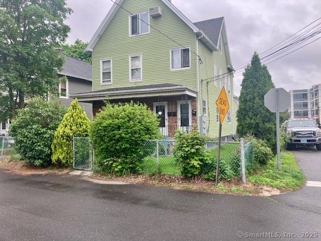 Betts Place 2, Norwalk, Connecticut - 2 Bedrooms  
1 Bathrooms  
5 Rooms - 