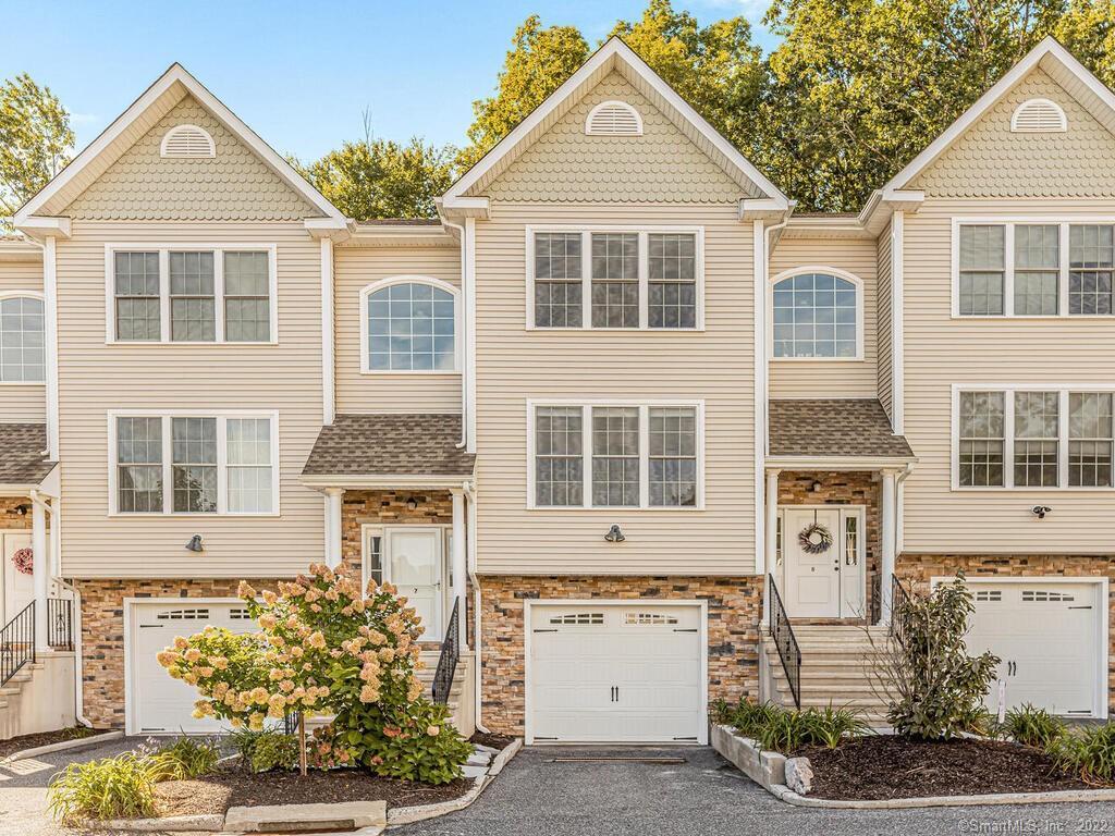 Rental Property at 7 Oak Branch Drive 7, Brookfield, Connecticut - Bedrooms: 2 
Bathrooms: 3 
Rooms: 4  - $3,200 MO.