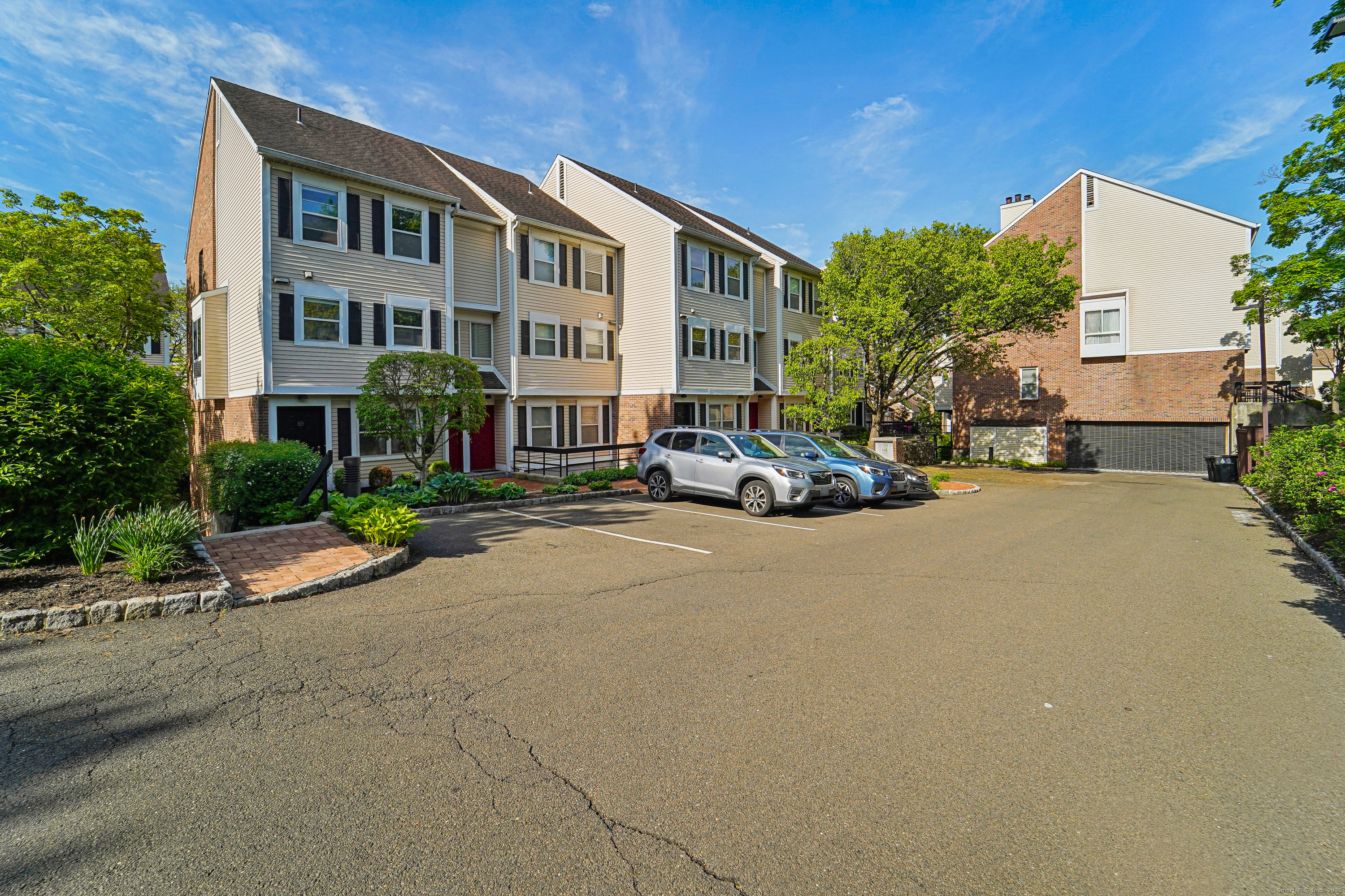 Property for Sale at Highland Road 51, Stamford, Connecticut - Bedrooms: 1 
Bathrooms: 2 
Rooms: 4  - $419,000