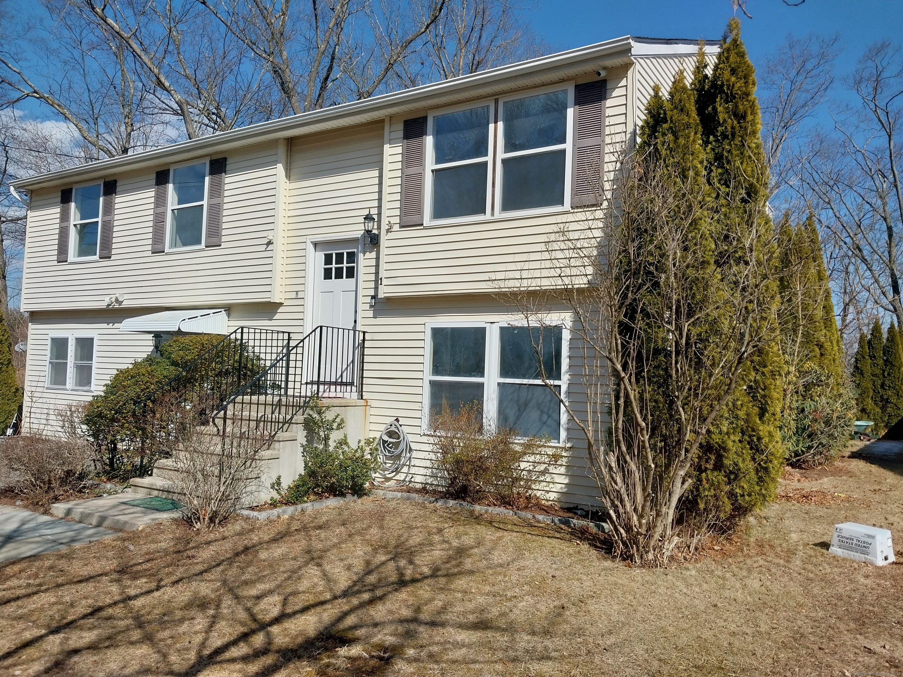 Adanti Avenue, Ansonia, Connecticut - 3 Bedrooms  
2 Bathrooms  
6 Rooms - 