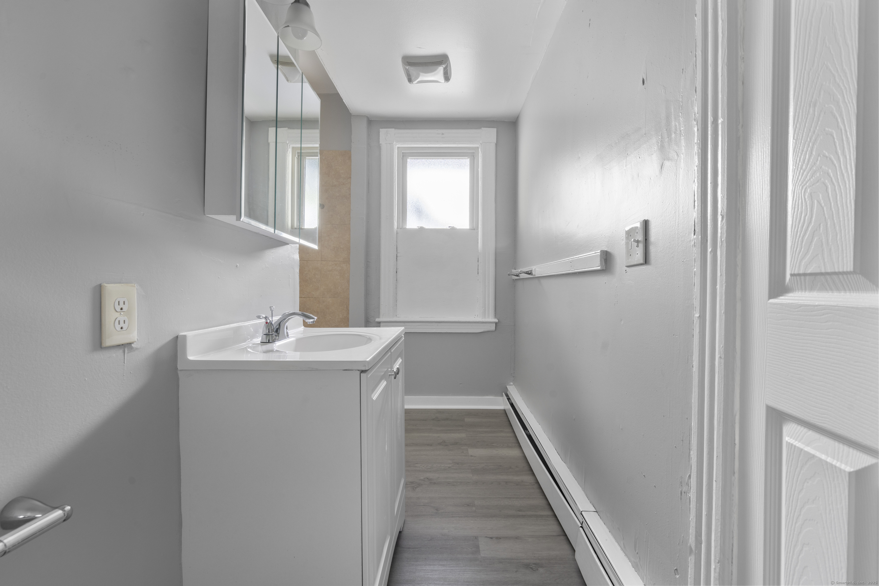 Hartford, Connecticut 06112, United States, 3 Bedrooms Bedrooms, ,1 BathroomBathrooms,Residential,Active,231402