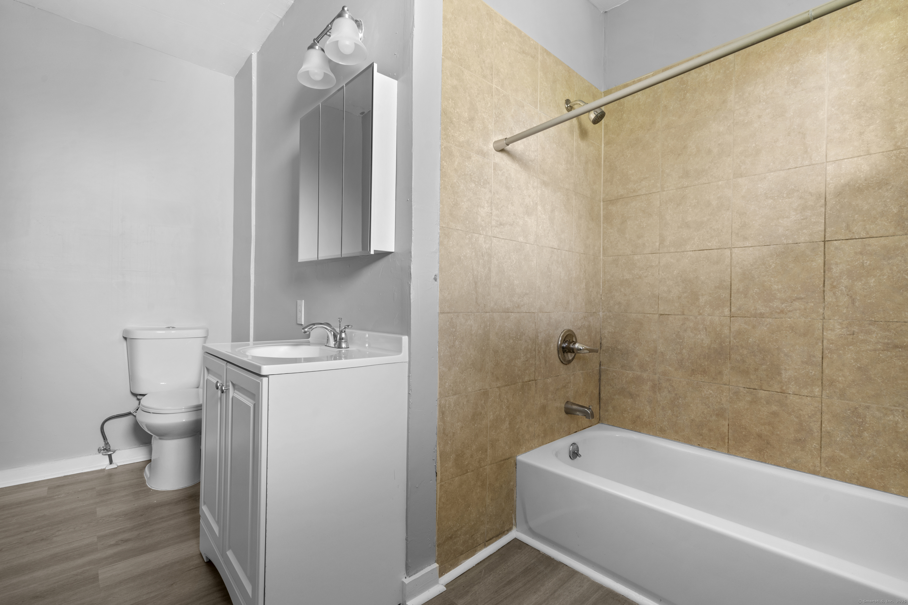 Hartford, Connecticut 06112, United States, 3 Bedrooms Bedrooms, ,1 BathroomBathrooms,Residential,Active,231402