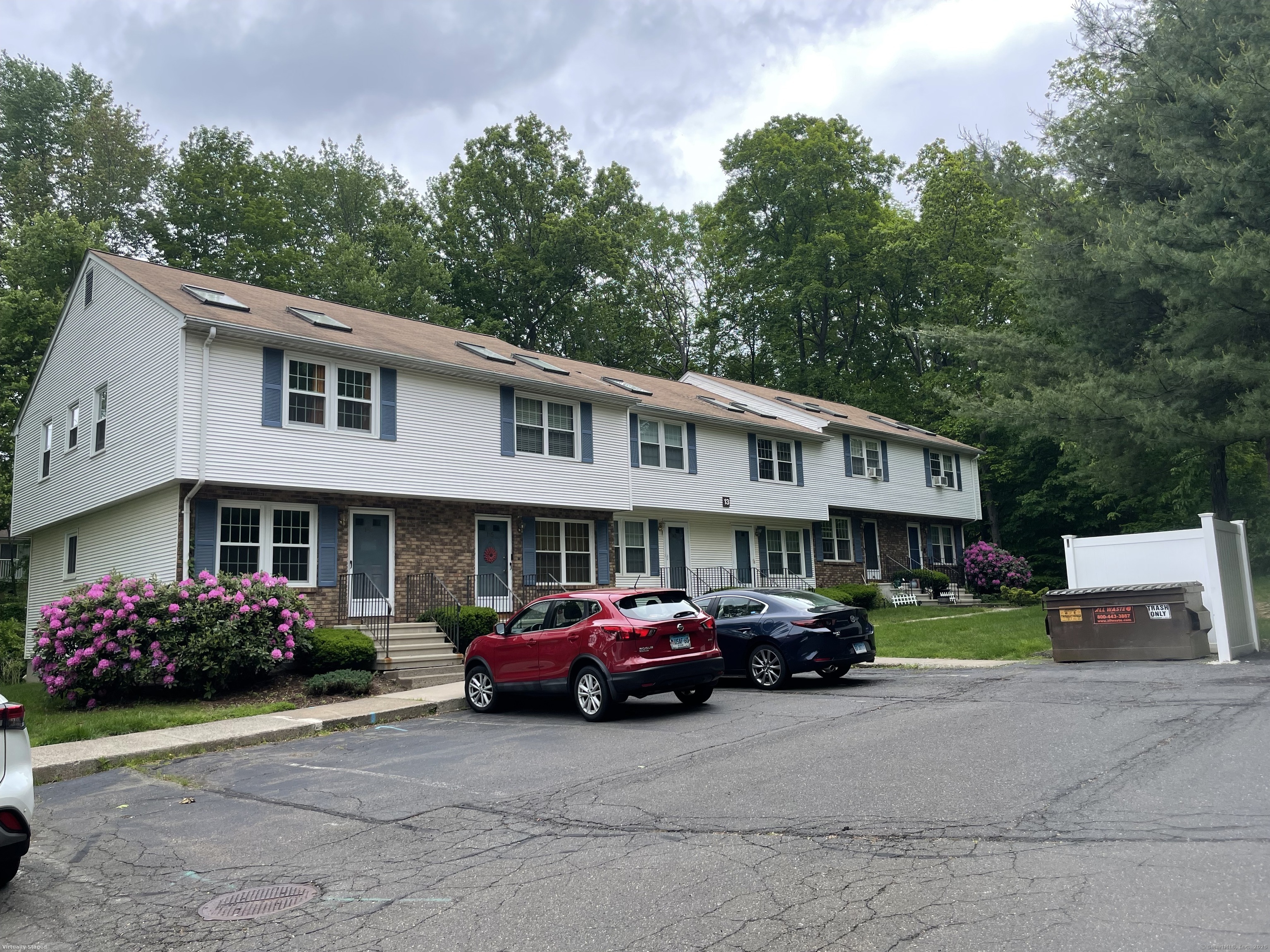 Julia Terrace 141, Middletown, Connecticut - 2 Bedrooms  
2 Bathrooms  
4 Rooms - 