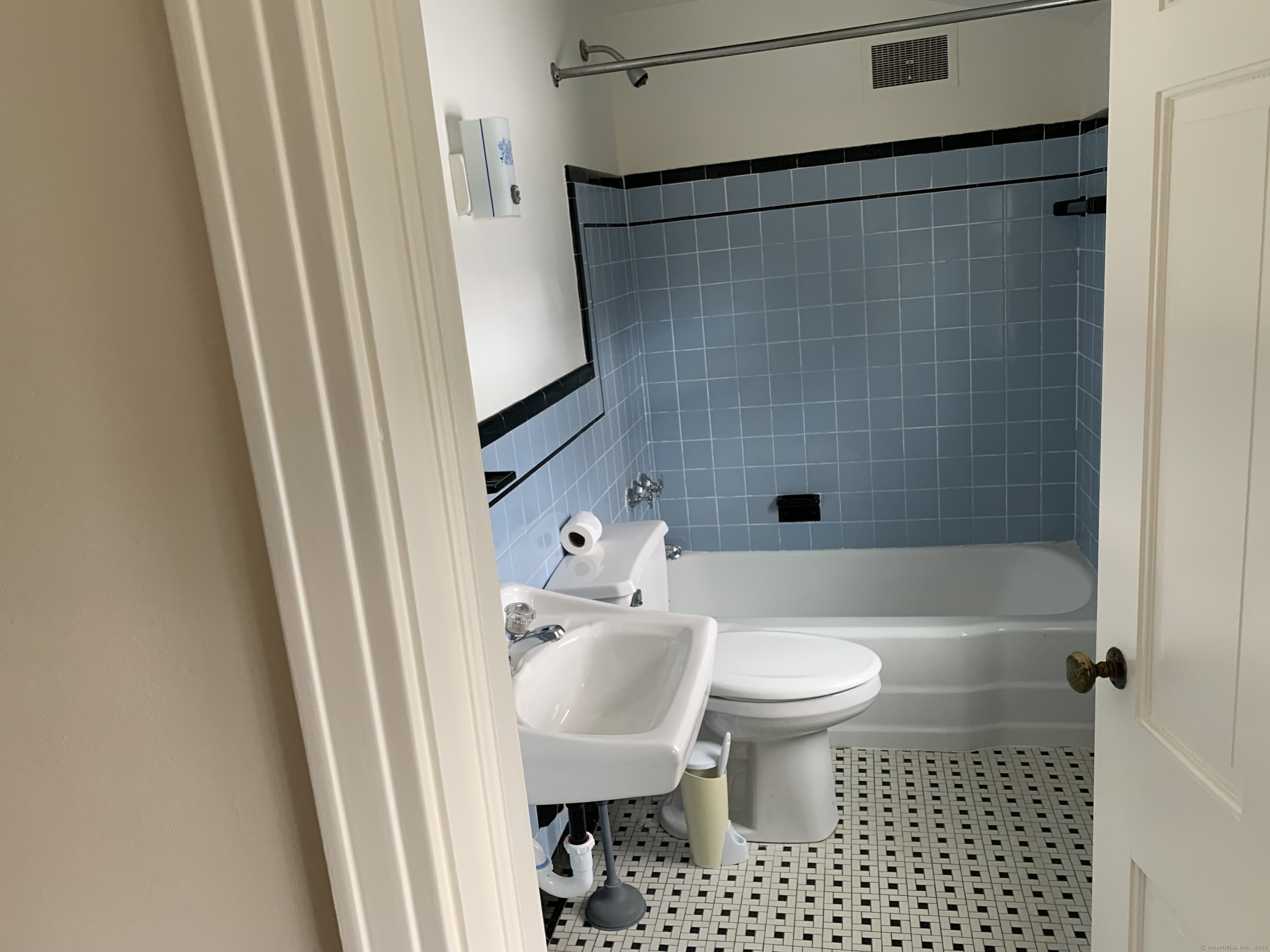 1057 Orange Center Road, Orange, Connecticut image 12