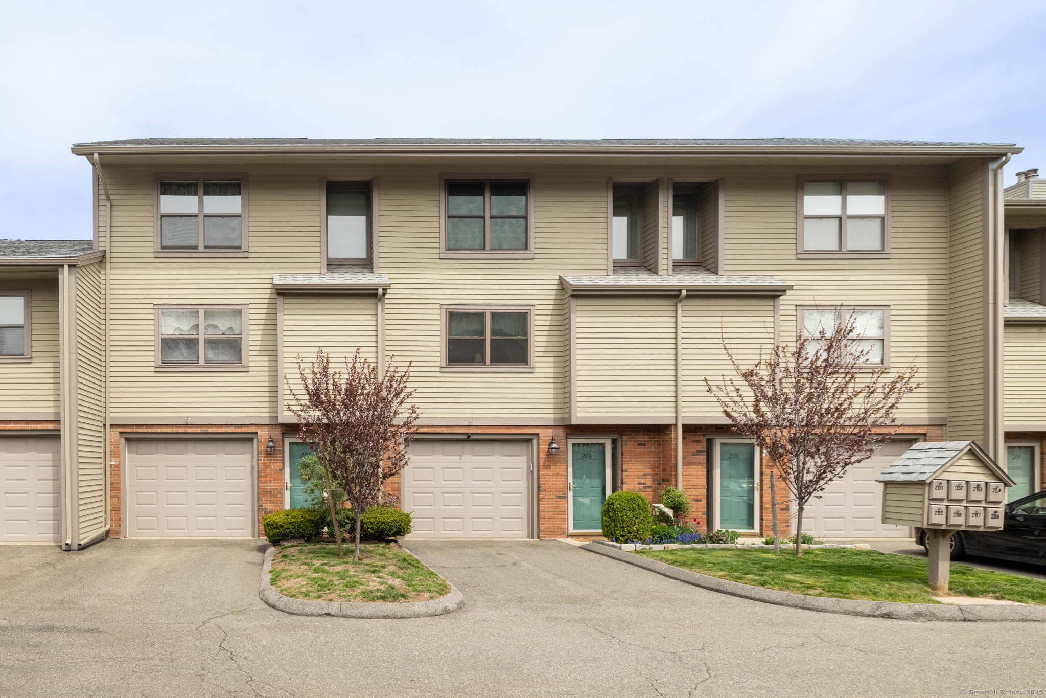 Metacomet Drive 202, Meriden, Connecticut - 2 Bedrooms  
2 Bathrooms  
6 Rooms - 