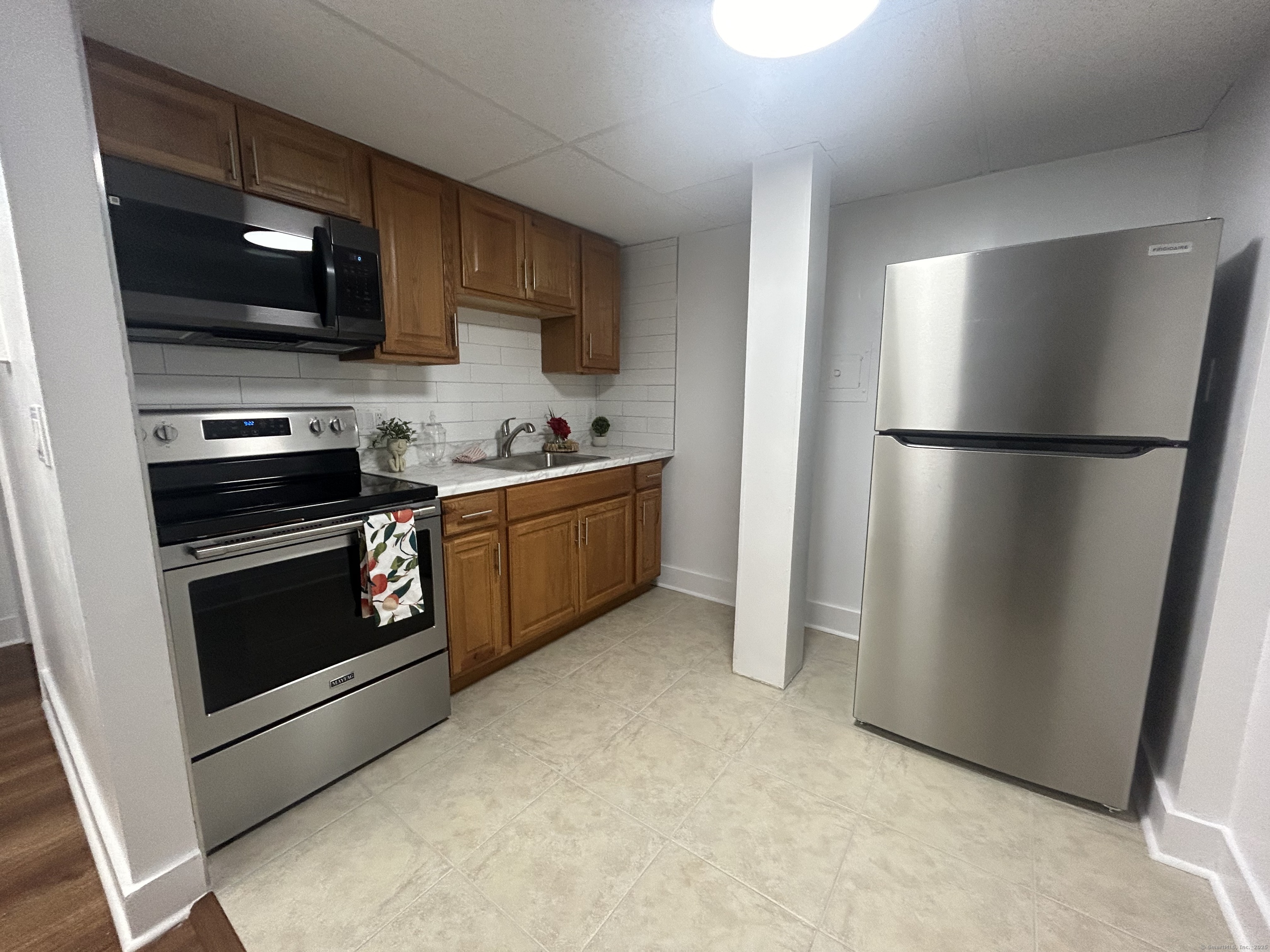 Garfield Avenue 11, New London, Connecticut - 1 Bedrooms  
1 Bathrooms  
4 Rooms - 