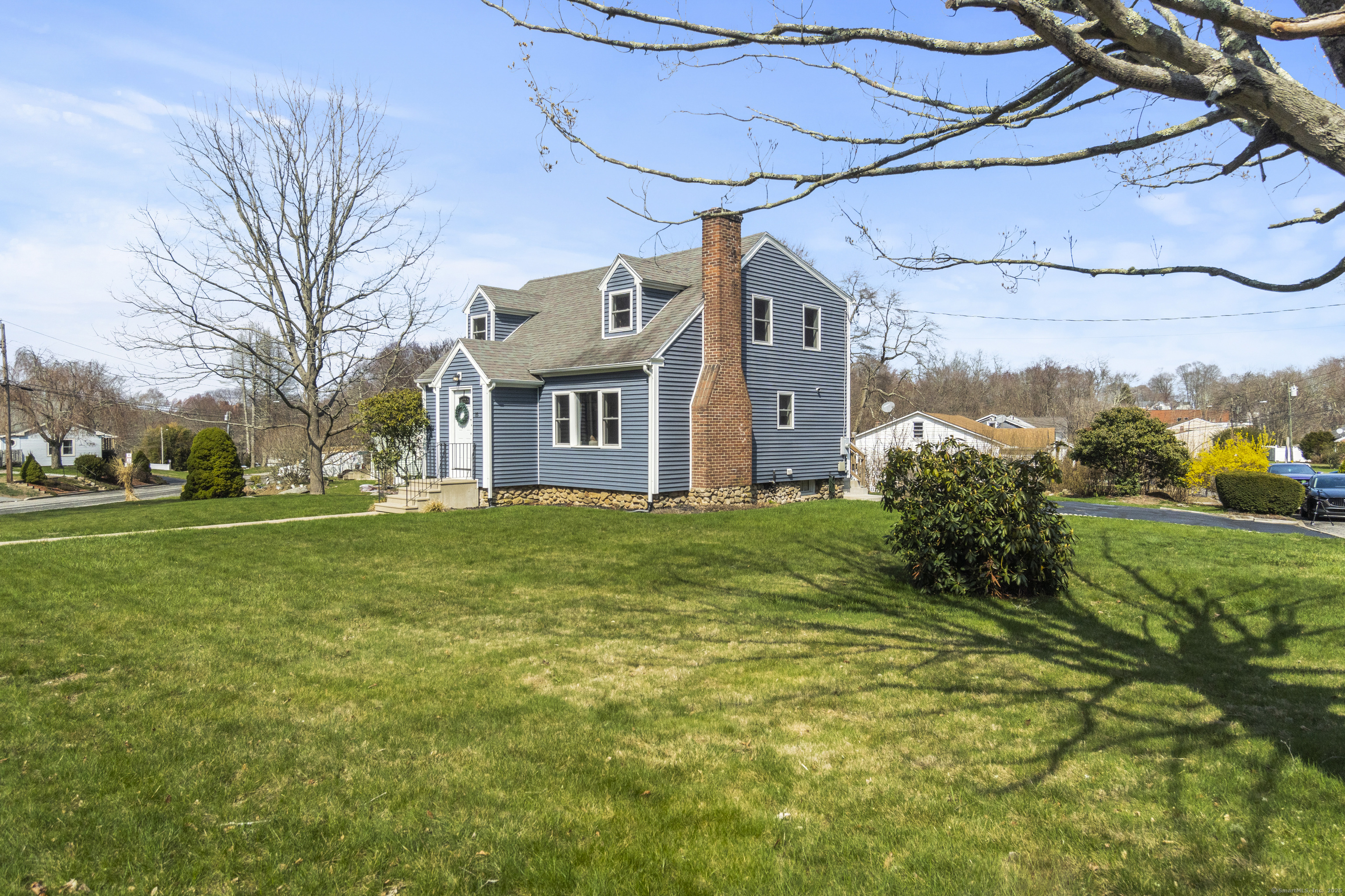Strosberg Road, Waterford, Connecticut - 4 Bedrooms  
2 Bathrooms  
6 Rooms - 