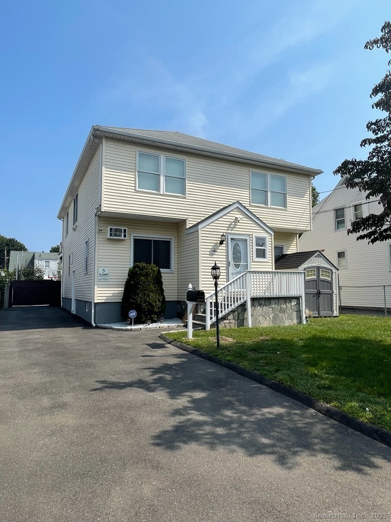 Rental Property at Cummings Avenue 1st Floor, Stamford, Connecticut - Bedrooms: 2 
Bathrooms: 1 
Rooms: 6  - $2,900 MO.