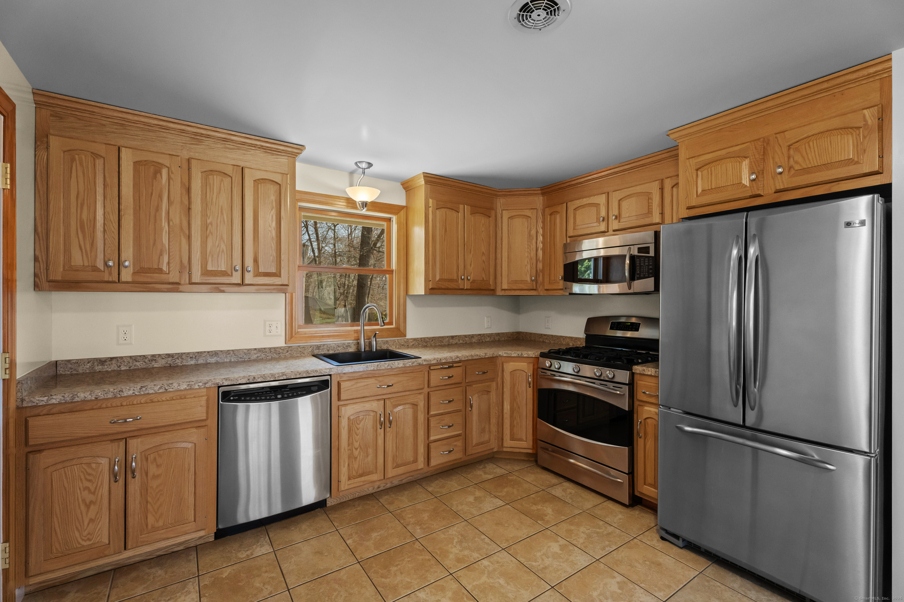 99 Massachusetts Road, Montville, Connecticut image 5