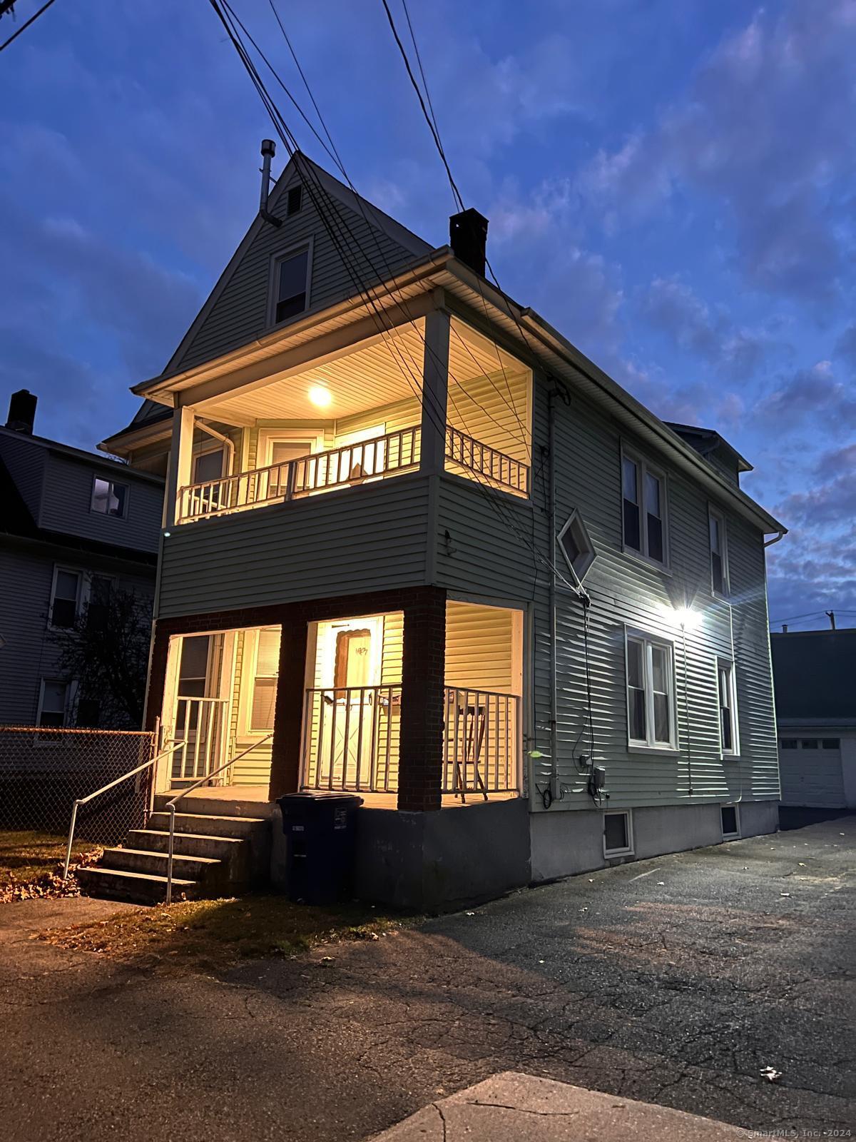 167 Wilson Street 3rd Fl , Bridgeport, Connecticut - 1 Bedrooms  
1 Bathrooms  
3 Rooms - 