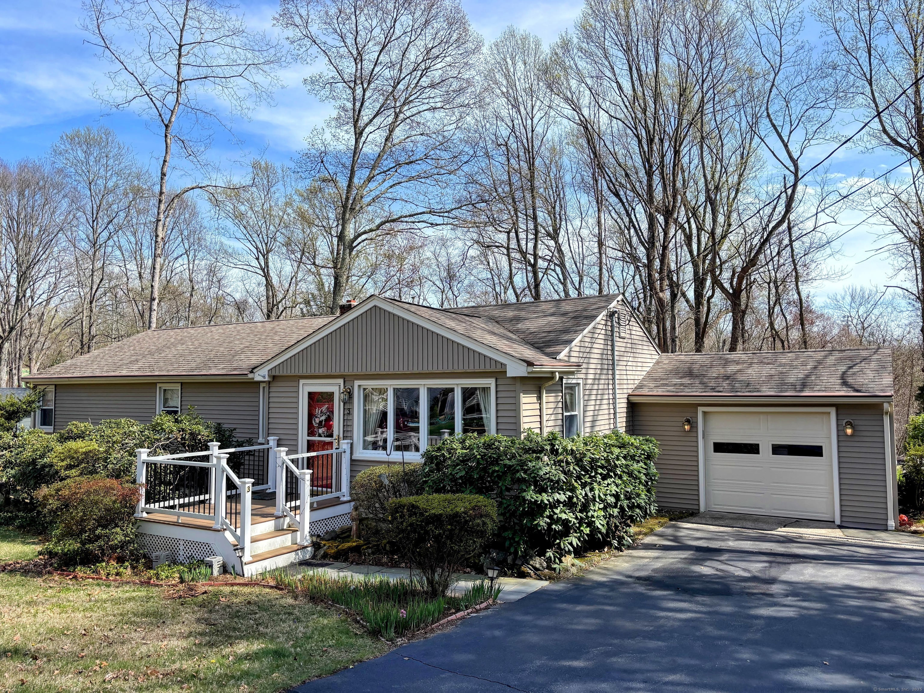 Deer Run Road, Clinton, Connecticut - 3 Bedrooms  
2 Bathrooms  
6 Rooms - 