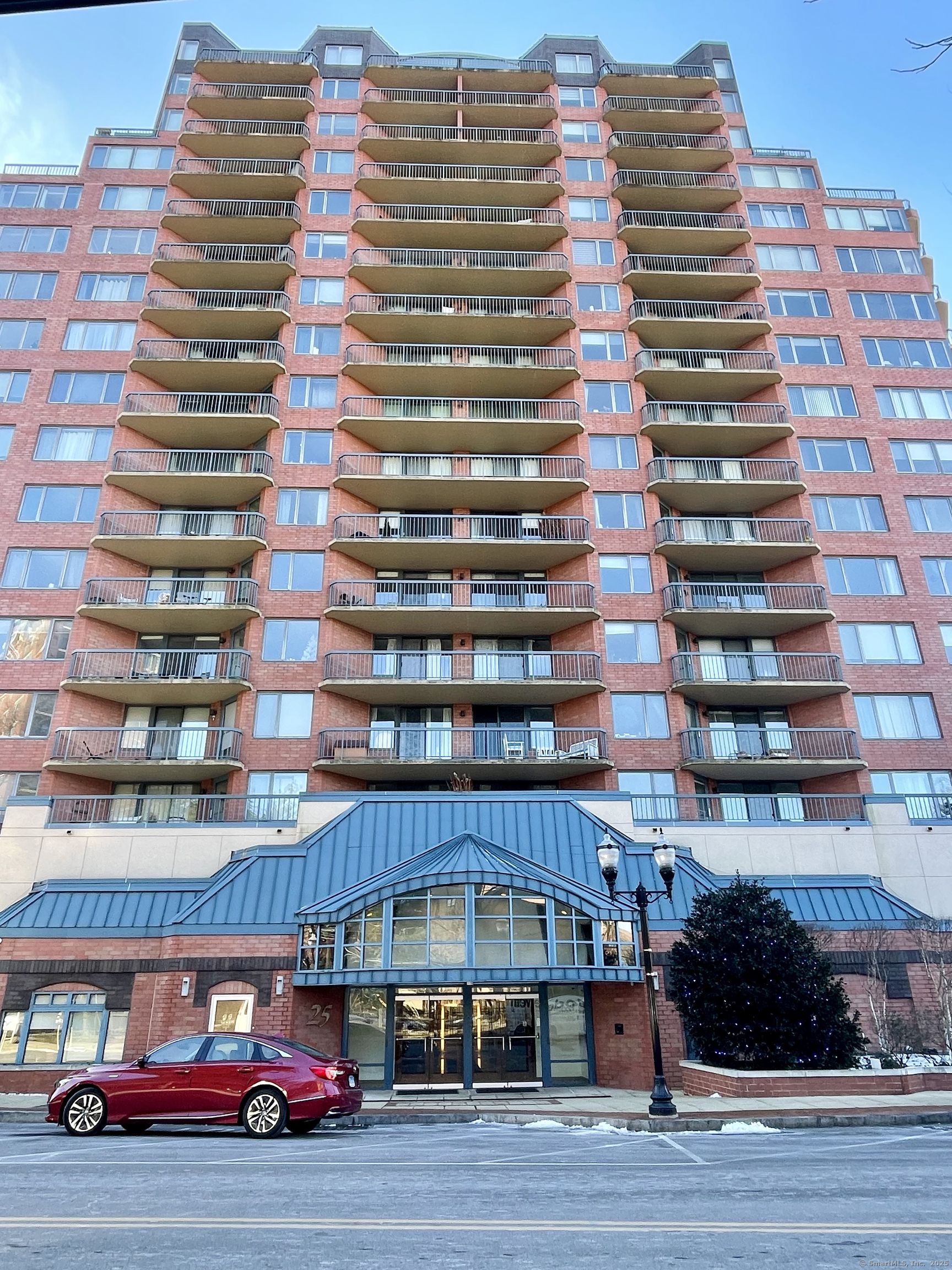 Rental Property at Forest Street Apt 6J, Stamford, Connecticut - Bedrooms: 1 
Bathrooms: 1 
Rooms: 3  - $2,450 MO.