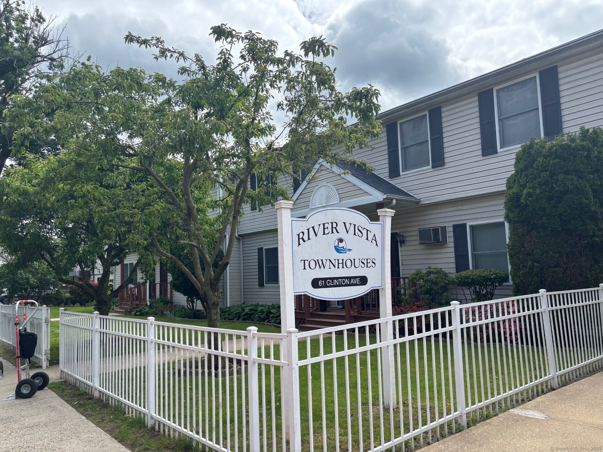 Property for Sale at Clinton Avenue Apt 6, Stamford, Connecticut - Bedrooms: 2 
Bathrooms: 1 
Rooms: 4  - $249,900
