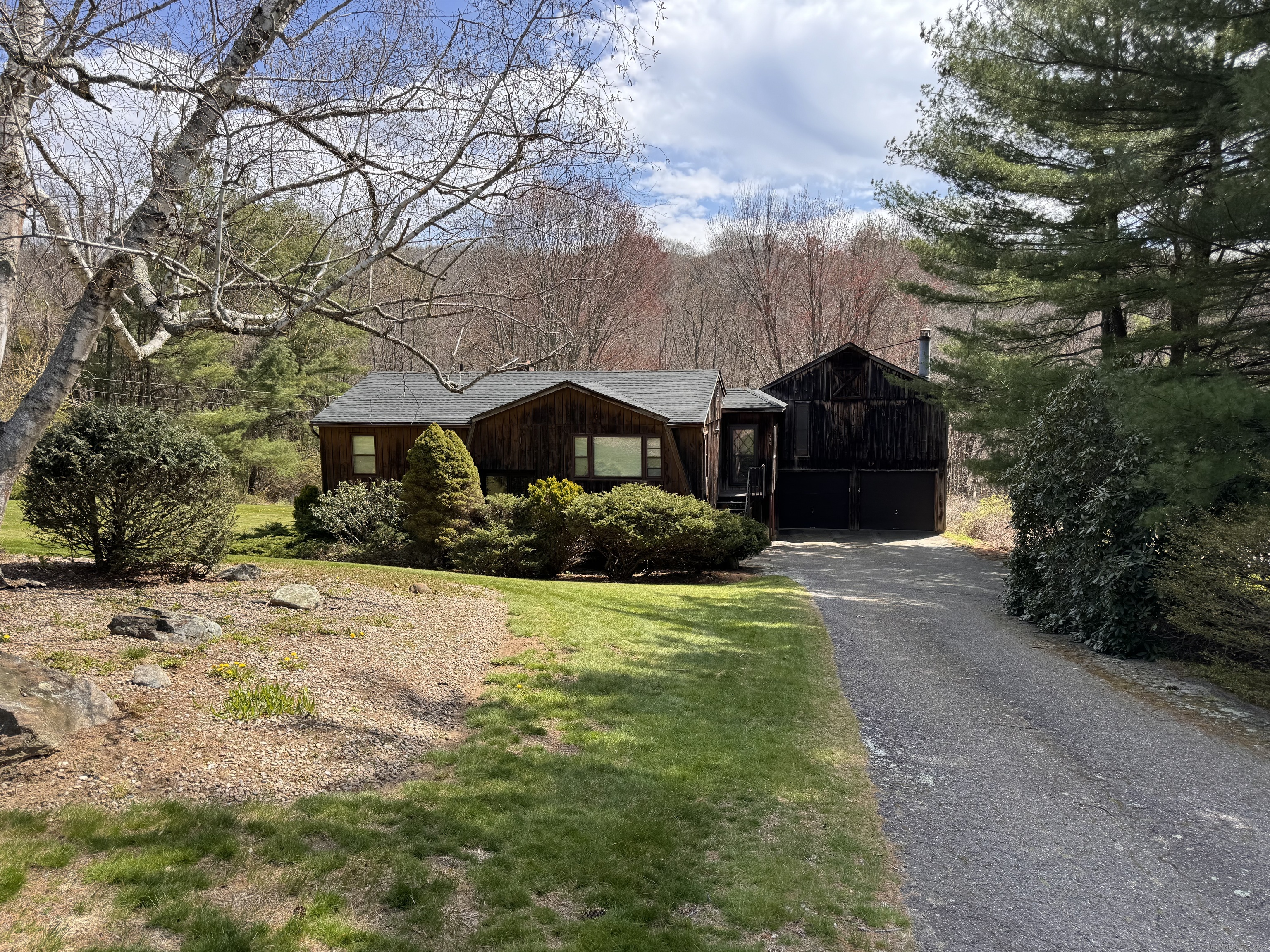 Property for Sale at 939 Hickory Hill Road, Thomaston, Connecticut - Bedrooms: 3 
Bathrooms: 1 
Rooms: 6  - $410,000