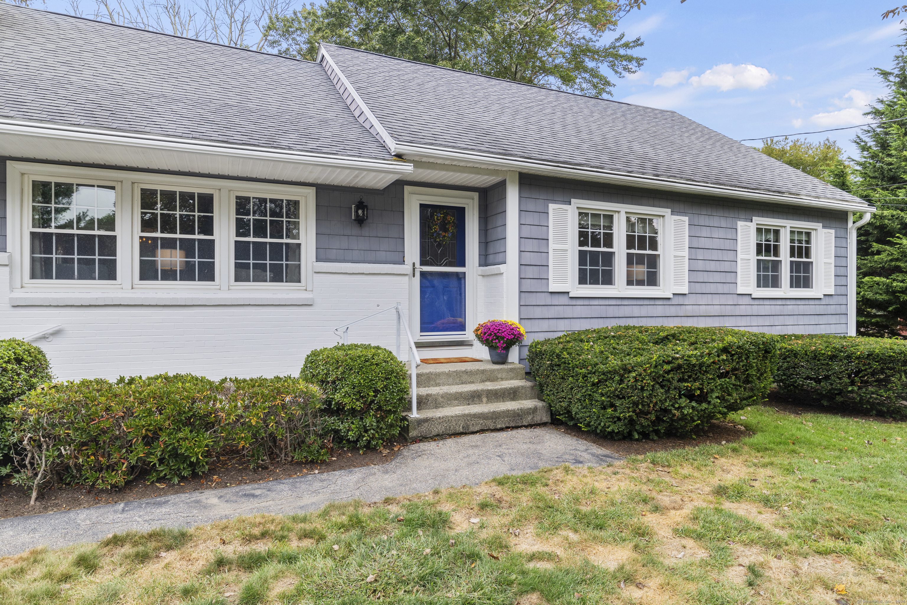 Heath Street, Groton, Connecticut - 4 Bedrooms  
3 Bathrooms  
8 Rooms - 